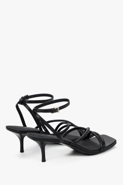 Schwarze Damen-Sandaletten aus Leder in schräger Seitenansicht mit feinen Riemen