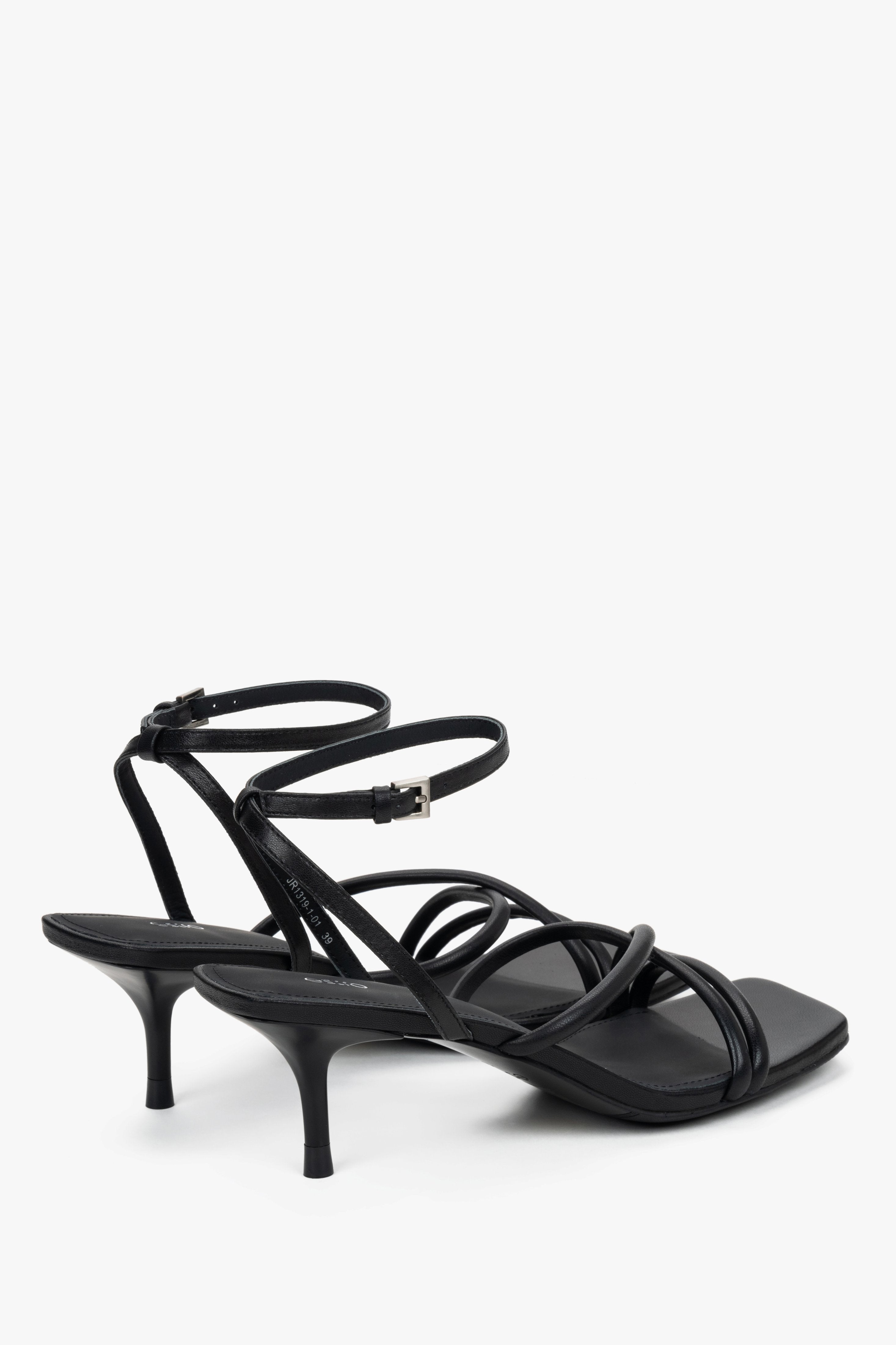 Schwarze Damen-Sandaletten aus Leder in schräger Seitenansicht mit feinen Riemen