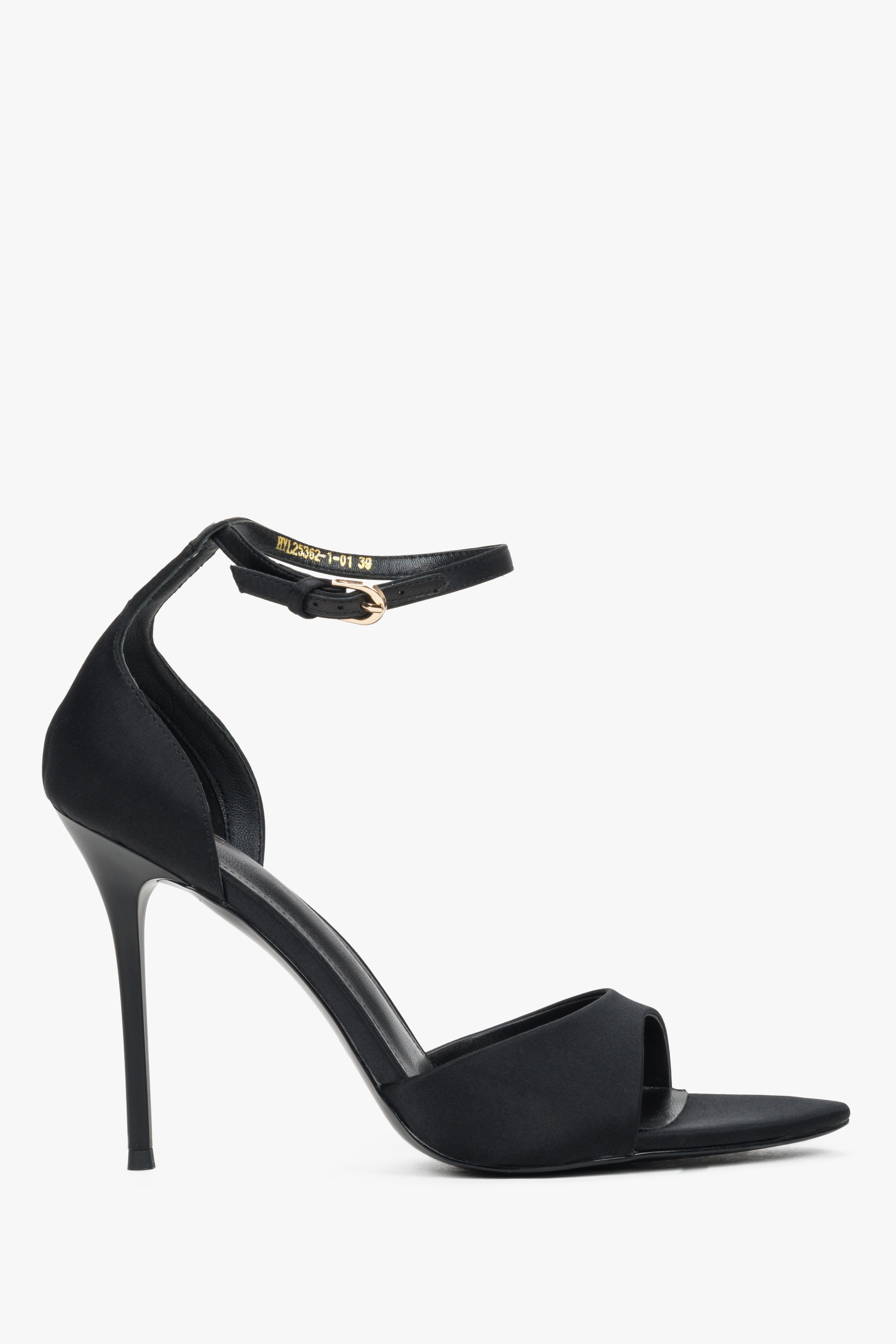 Schwarze Damen-Sandalette mit Stilettoabsatz in seitlicher Ansicht ohne Federapplikation