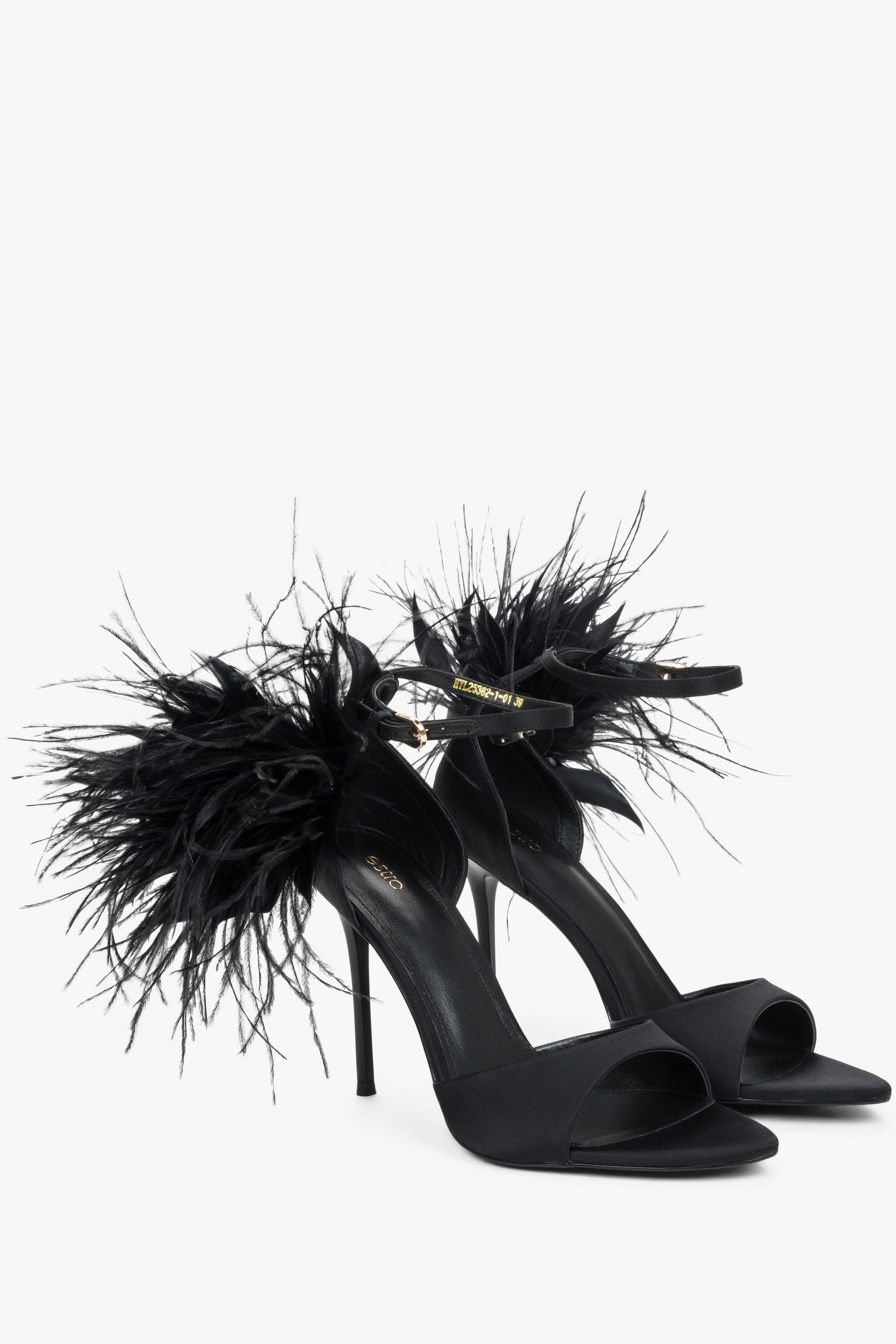 Schwarze Damen-Sandalette mit abnehmbarer Federapplikation in seitlicher Ansicht