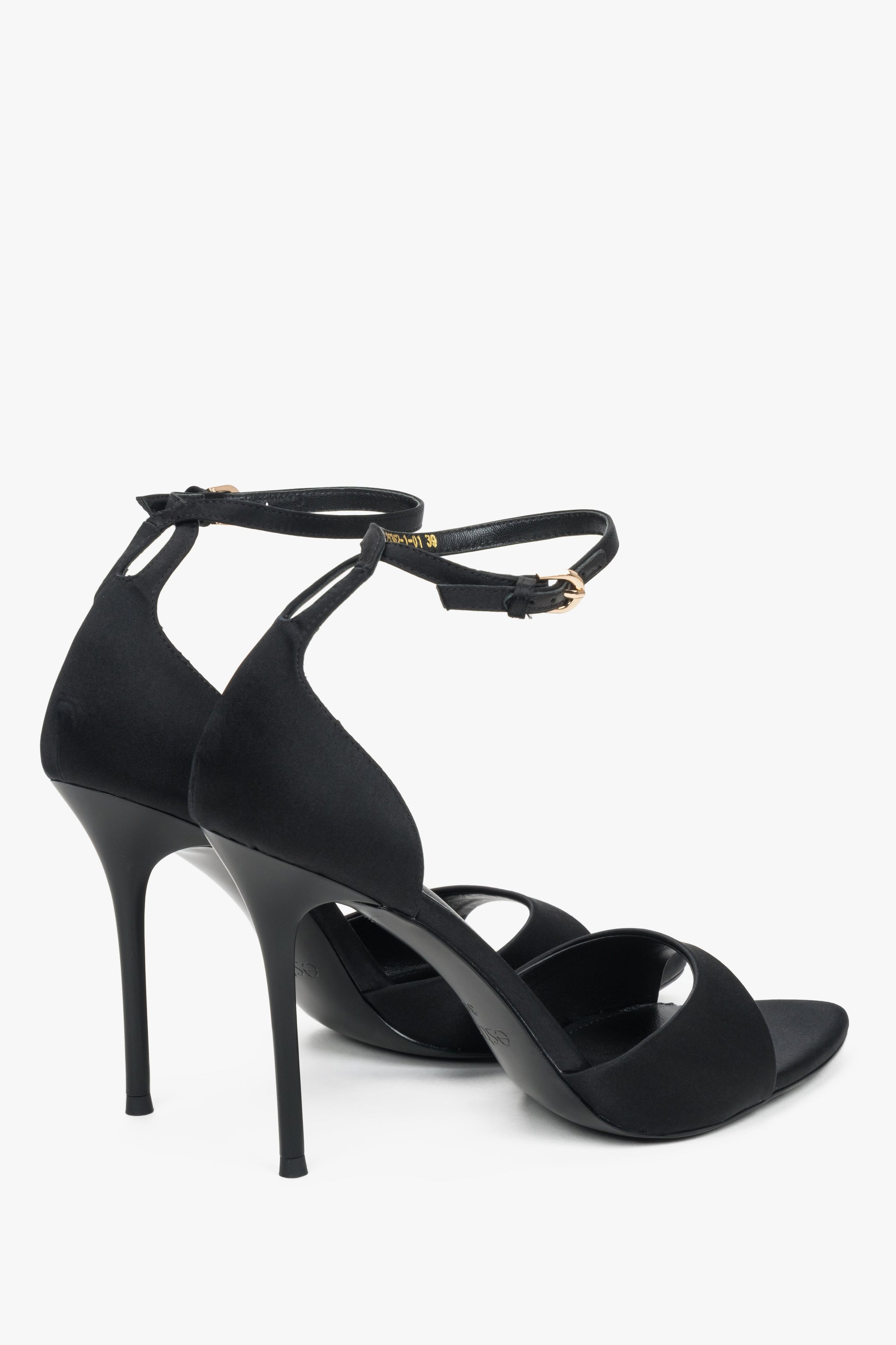 Schwarze Damen-Sandaletten in schräger Ansicht mit Stilettoabsatz und Knöchelriemen
