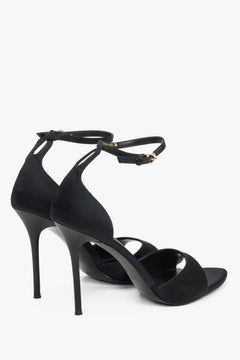 Schwarze Damen-Sandaletten in schräger Ansicht mit Stilettoabsatz und Knöchelriemen