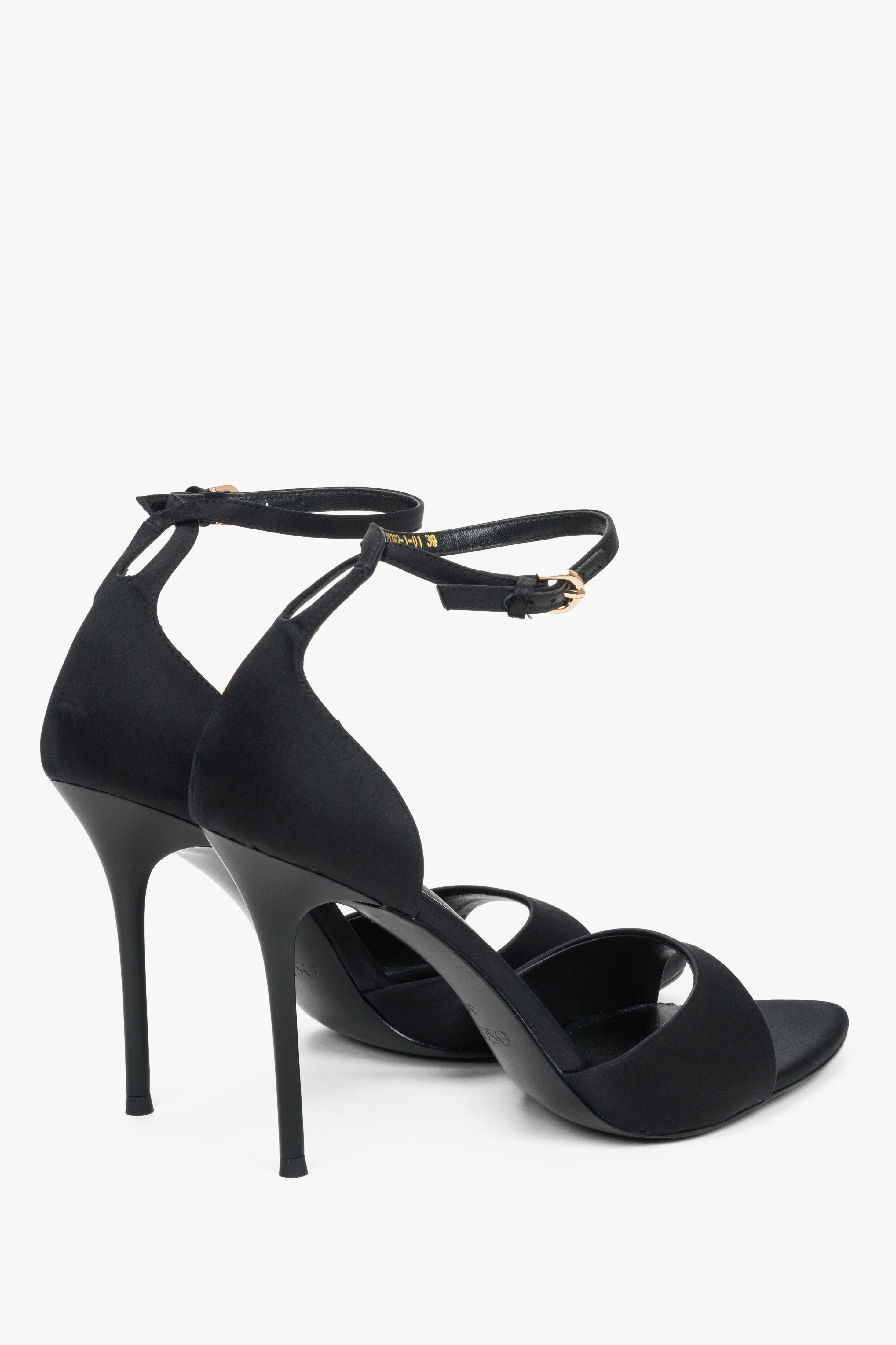 Schwarze Damen-Sandaletten in schräger Ansicht mit Stilettoabsatz und Knöchelriemen