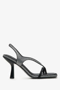 Profilansicht der schwarzen Riemchensandalette mit markantem 9 cm Kelchabsatz