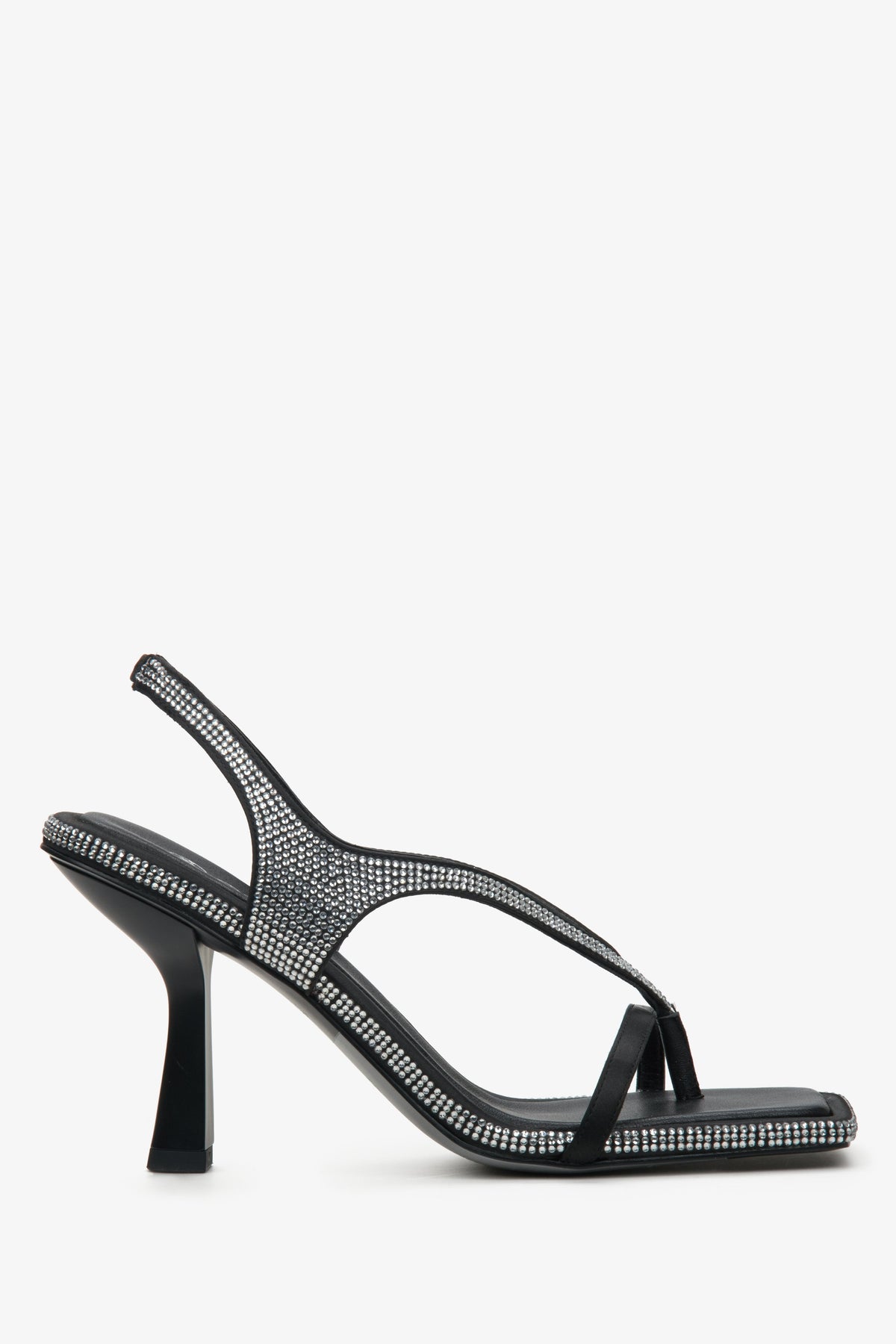 Profilansicht der schwarzen Riemchensandalette mit markantem 9 cm Kelchabsatz