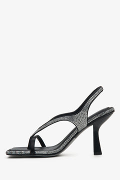 Flache Seitenansicht der eleganten Sandalette, die die asymmetrische Riemchenführung betont