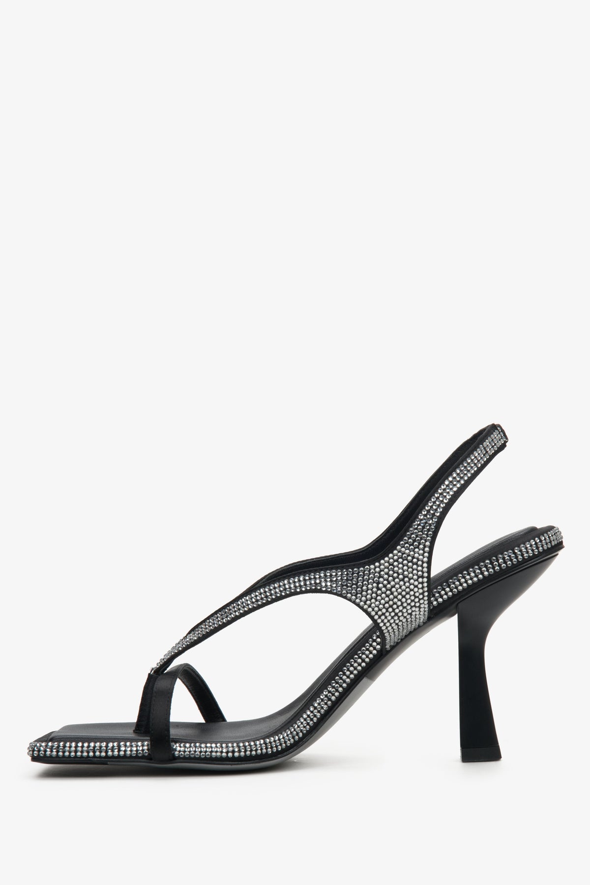 Flache Seitenansicht der eleganten Sandalette, die die asymmetrische Riemchenführung betont