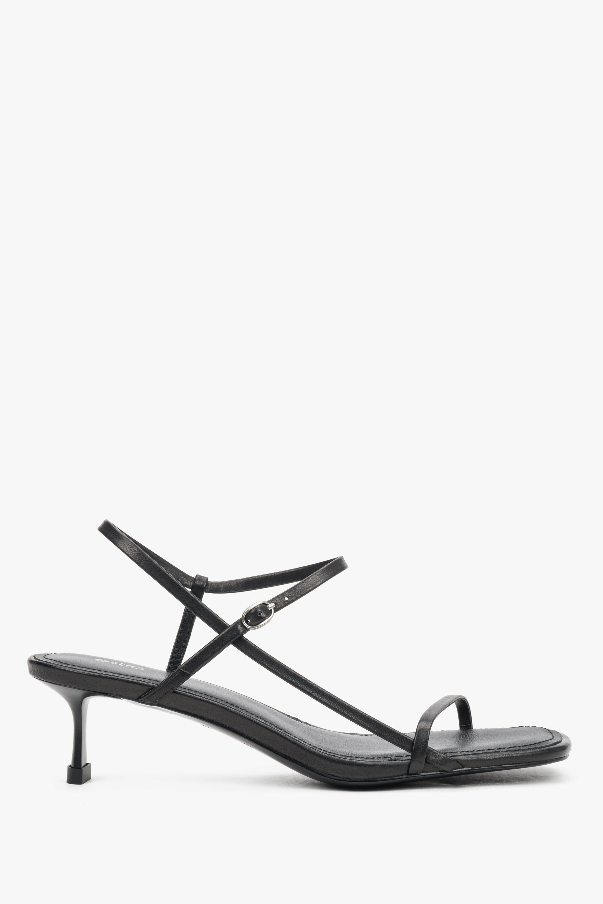 Schwarze Damen-Sandaletten aus echtem Leder in seitlicher Ansicht mit feinen Riemen