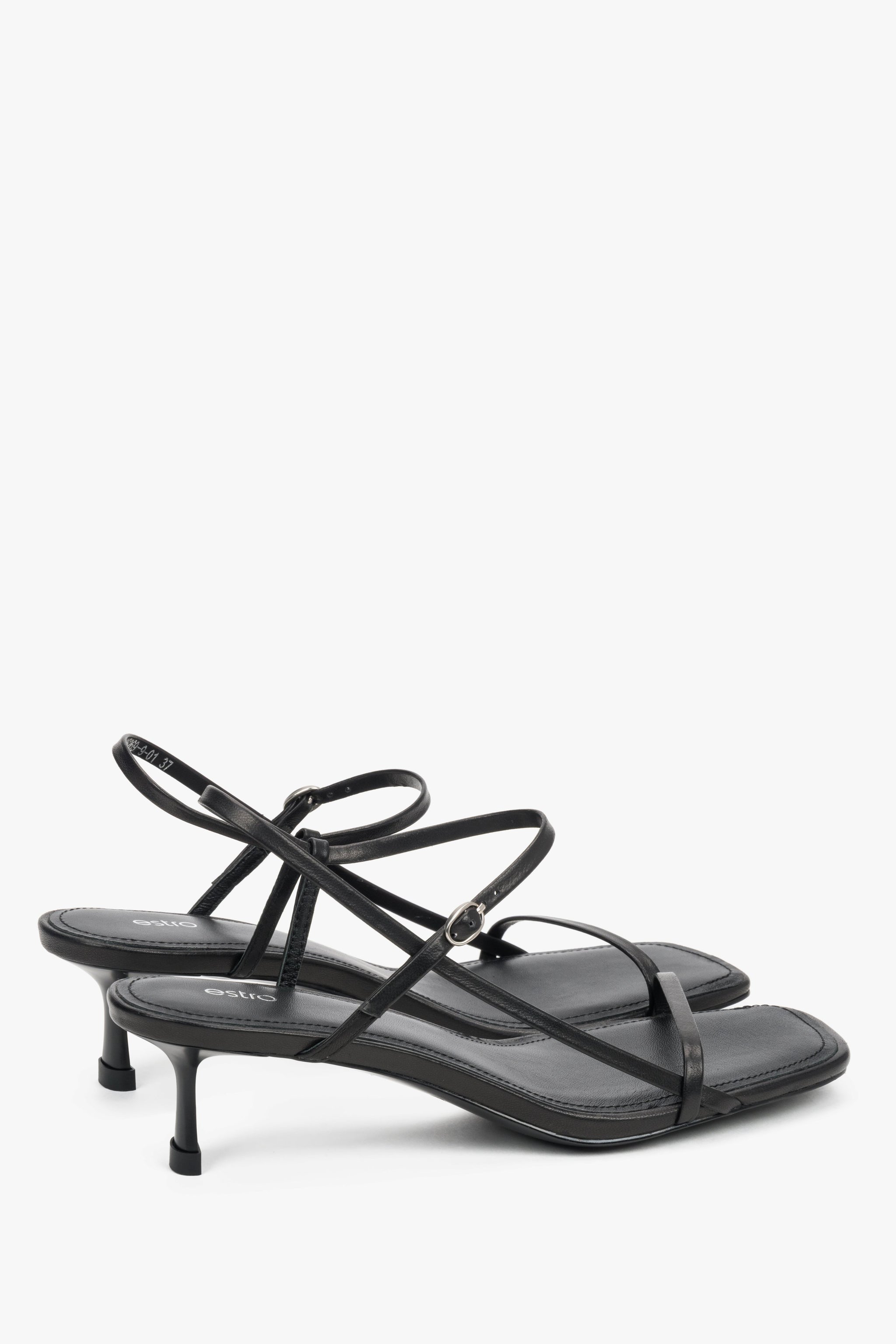 Schwarze Damen-Sandaletten mit feinen Riemen in schräger Seitenansicht