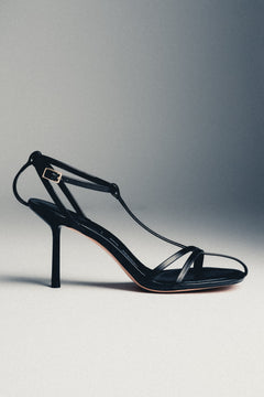 Schwarze Damen-Sandalette aus Echtleder in schräger Ansicht auf grauem Hintergrund