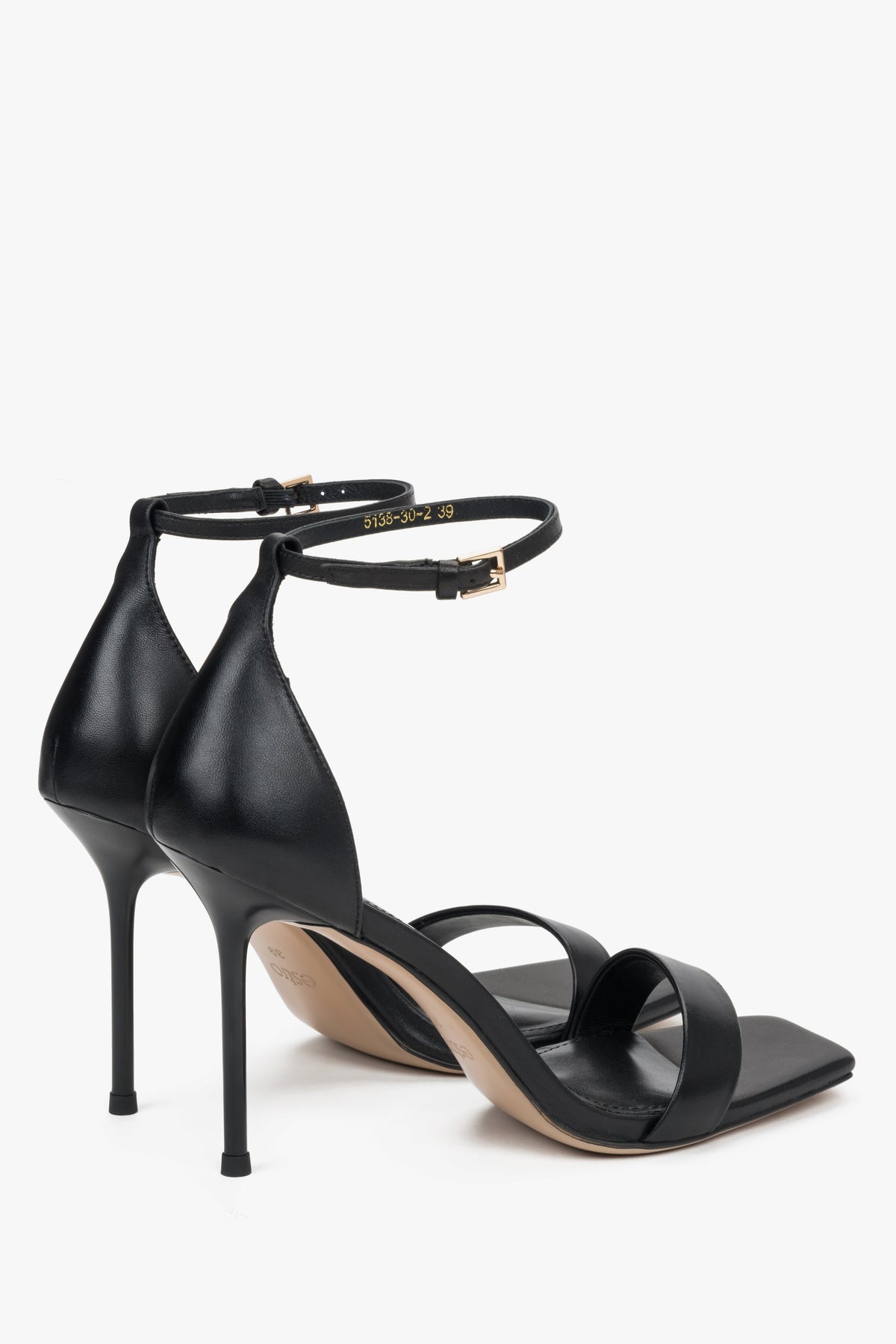 Seitenansicht schwarzer Damen-Sandaletten mit Stilettoabsatz