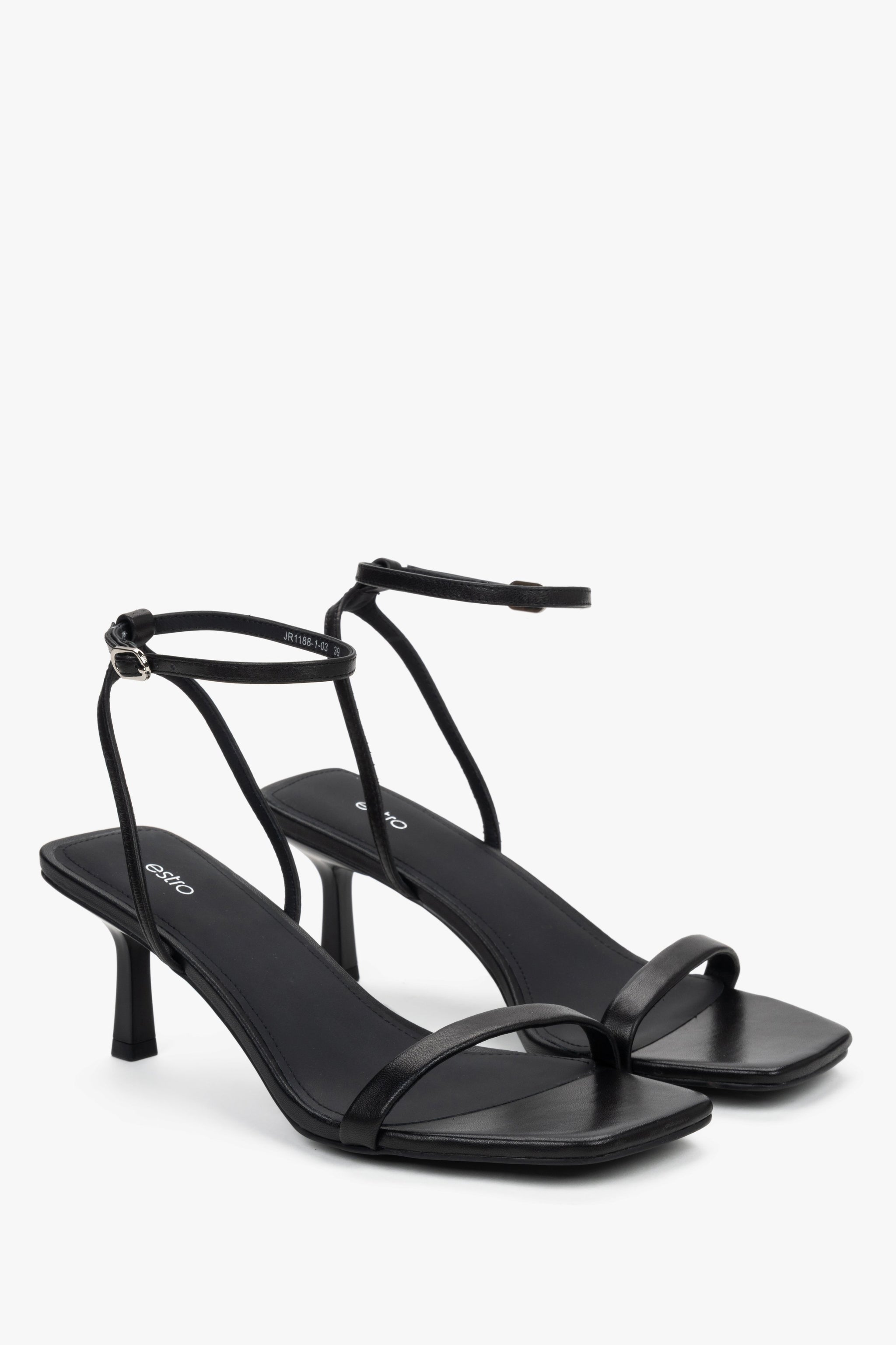 Schwarze Damen-Sandaletten aus Leder in schräger Vorderansicht mit feinen Riemen