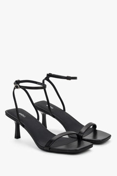 Schwarze Damen-Sandaletten aus Leder in schräger Vorderansicht mit feinen Riemen