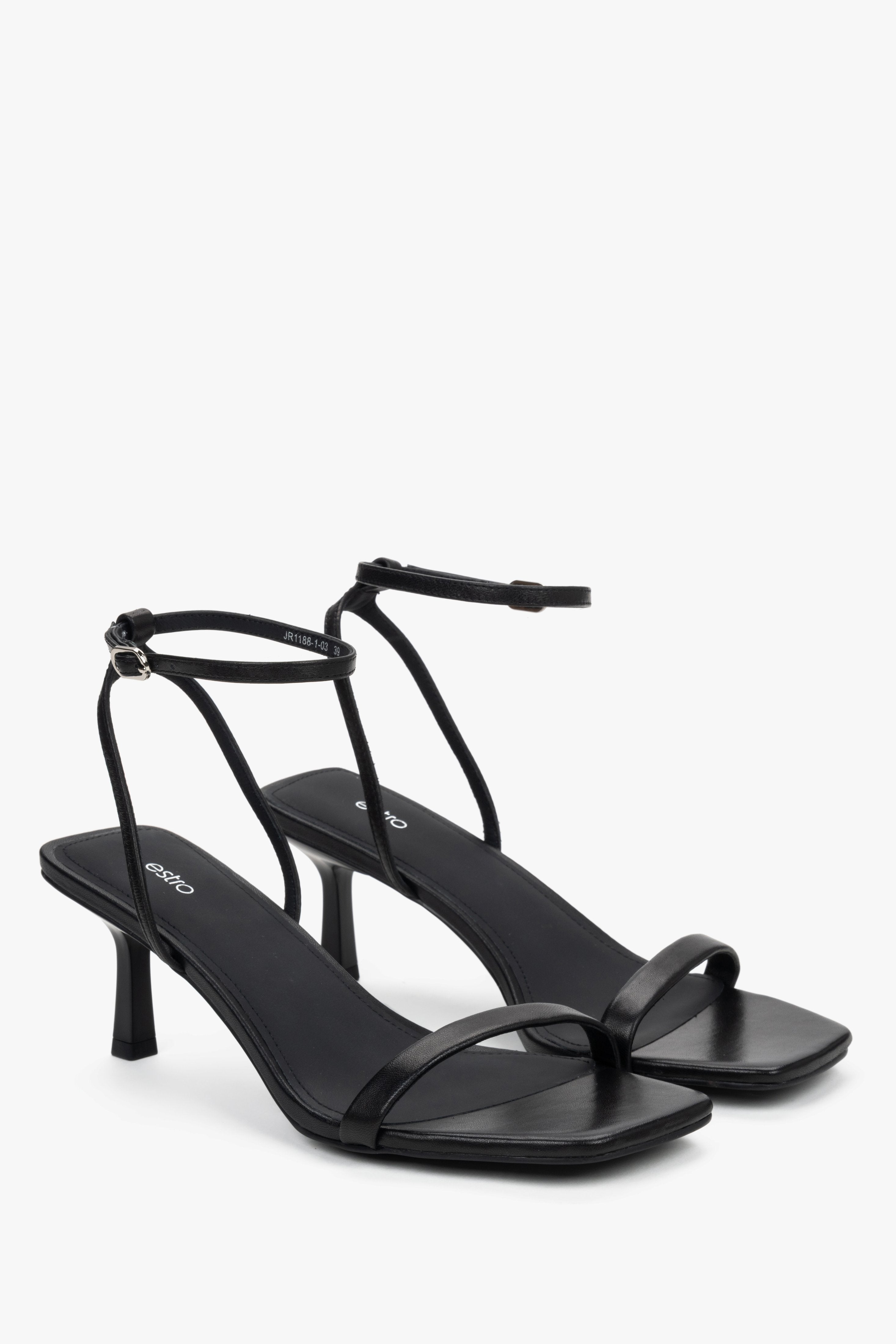 Schwarze Damen-Sandaletten aus Leder in schräger Vorderansicht mit feinen Riemen