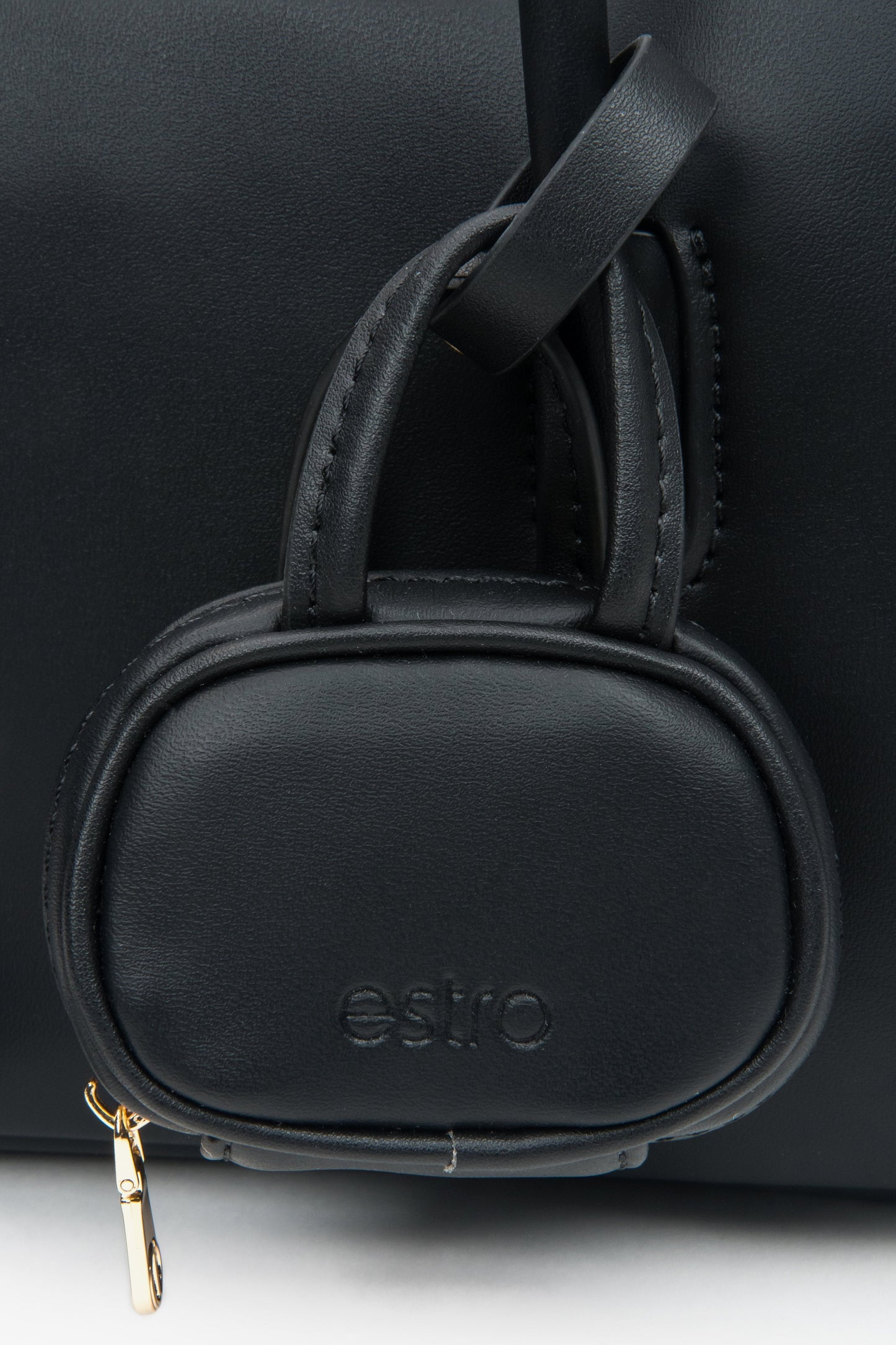 Schwarze Damenhandtasche von Estro aus Leder in kastiger Form – eine Kombination aus klassischer Eleganz und funktionalem Design, Details.