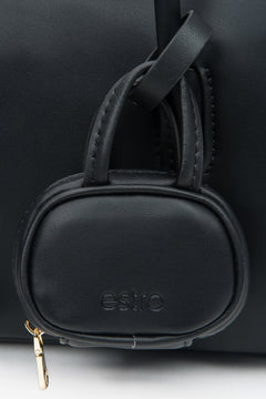 Schwarze Damenhandtasche von Estro aus Leder in kastiger Form – eine Kombination aus klassischer Eleganz und funktionalem Design, Details.