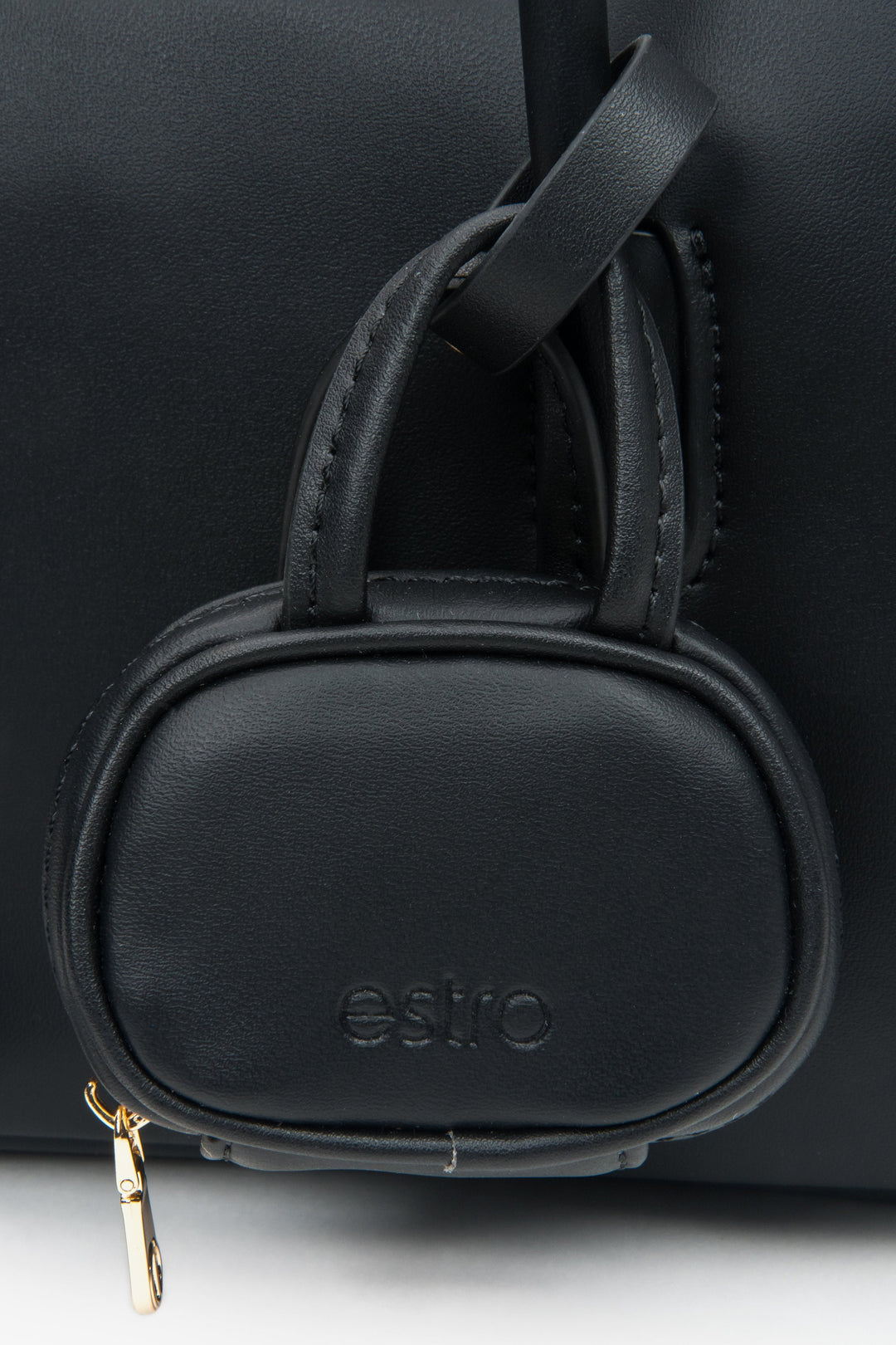 Schwarze Damenhandtasche von Estro aus Leder in kastiger Form – eine Kombination aus klassischer Eleganz und funktionalem Design, Details.