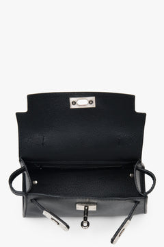 Schwarze Damen-Satchel-Tasche aus hochwertigem italienischem Leder mit silberfarbenen Beschlägen – Draufsicht.