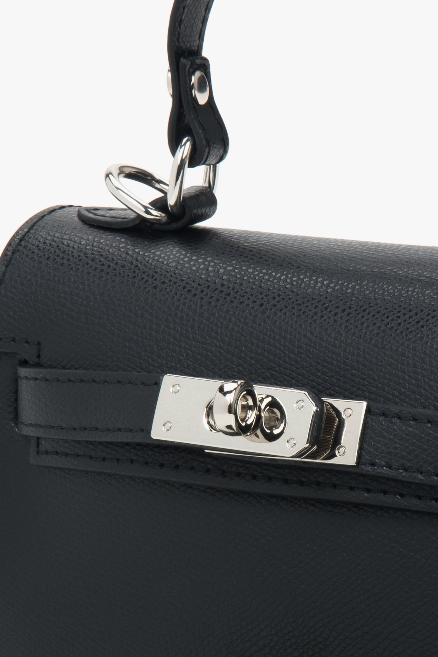Schwarze Leder-Satchel-Tasche von Estro mit silberfarbenen Akzenten – Nahaufnahme der Details.