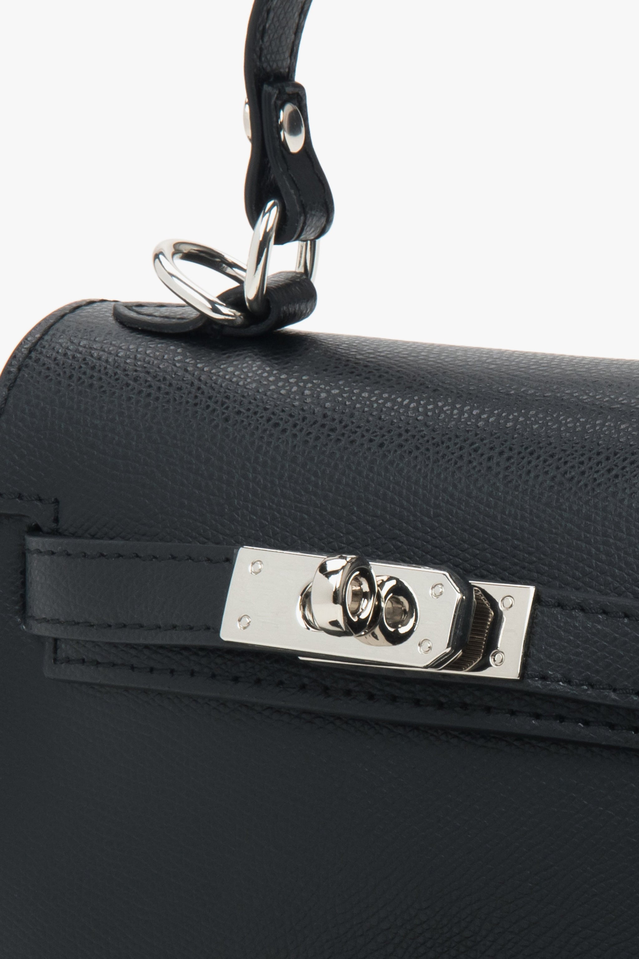 Schwarze Leder-Satchel-Tasche von Estro mit silberfarbenen Akzenten – Nahaufnahme der Details.