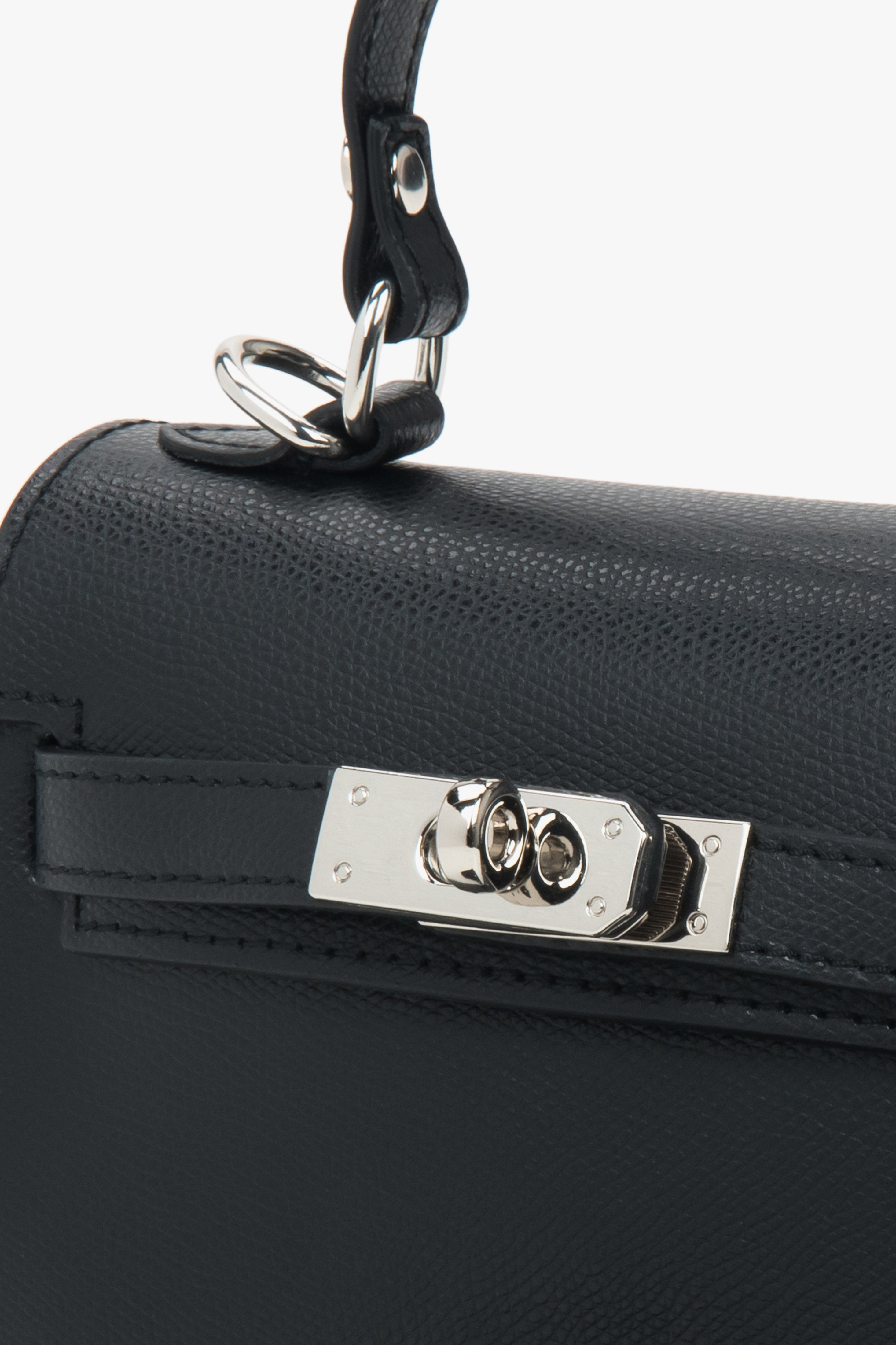 Schwarze Leder-Satchel-Tasche von Estro mit silberfarbenen Akzenten – Nahaufnahme der Details.