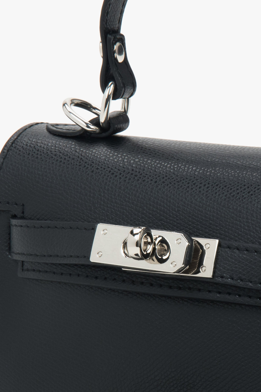 Schwarze Leder-Satchel-Tasche von Estro mit silberfarbenen Akzenten – Nahaufnahme der Details.