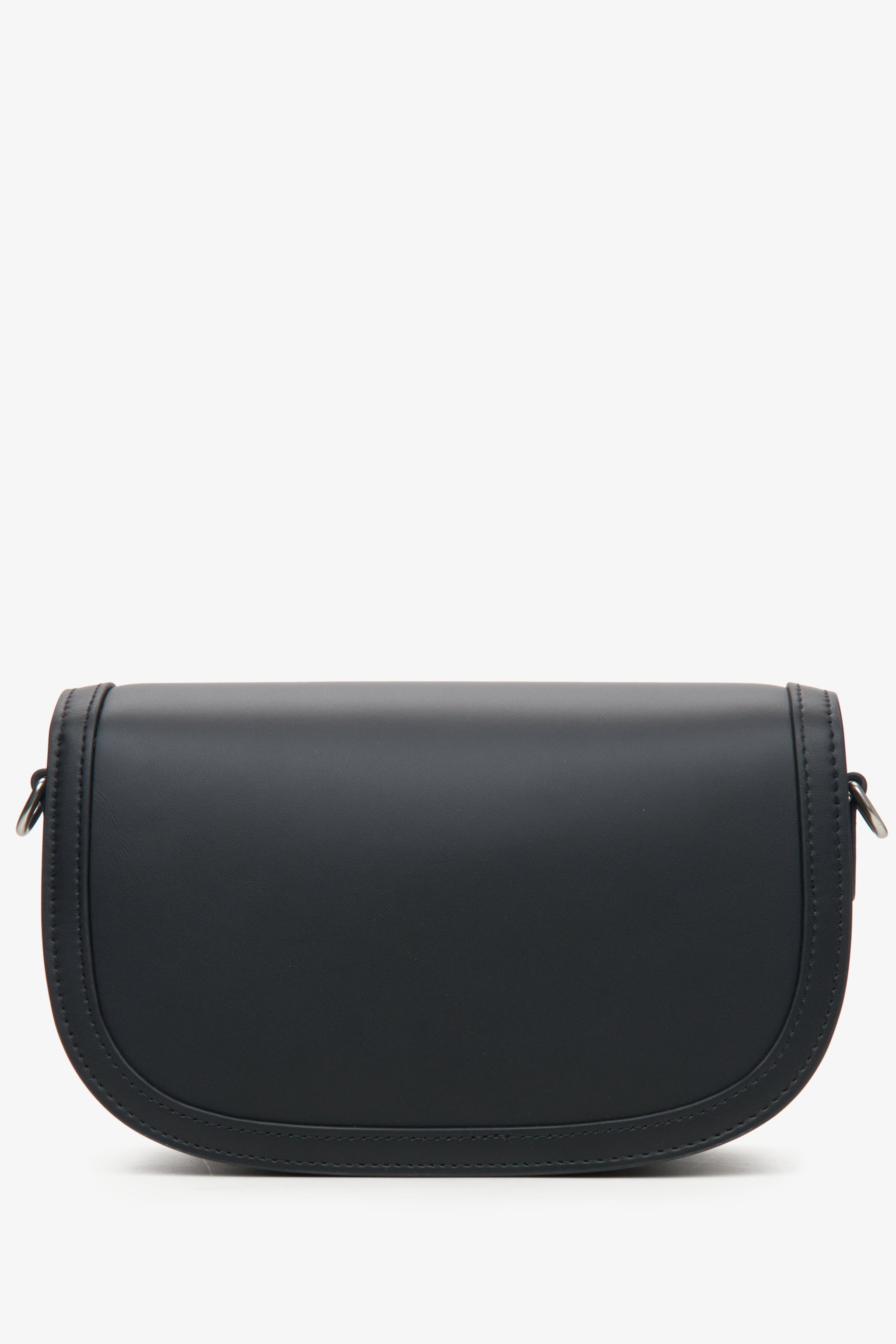 Schwarze Lederhandtasche in Hufeisenform – Rückseite des Modells.