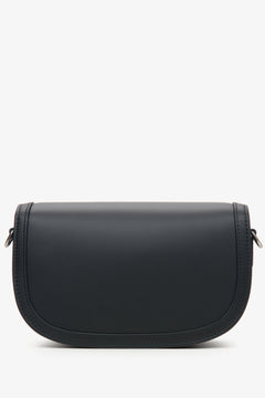 Schwarze Lederhandtasche in Hufeisenform – Rückseite des Modells.