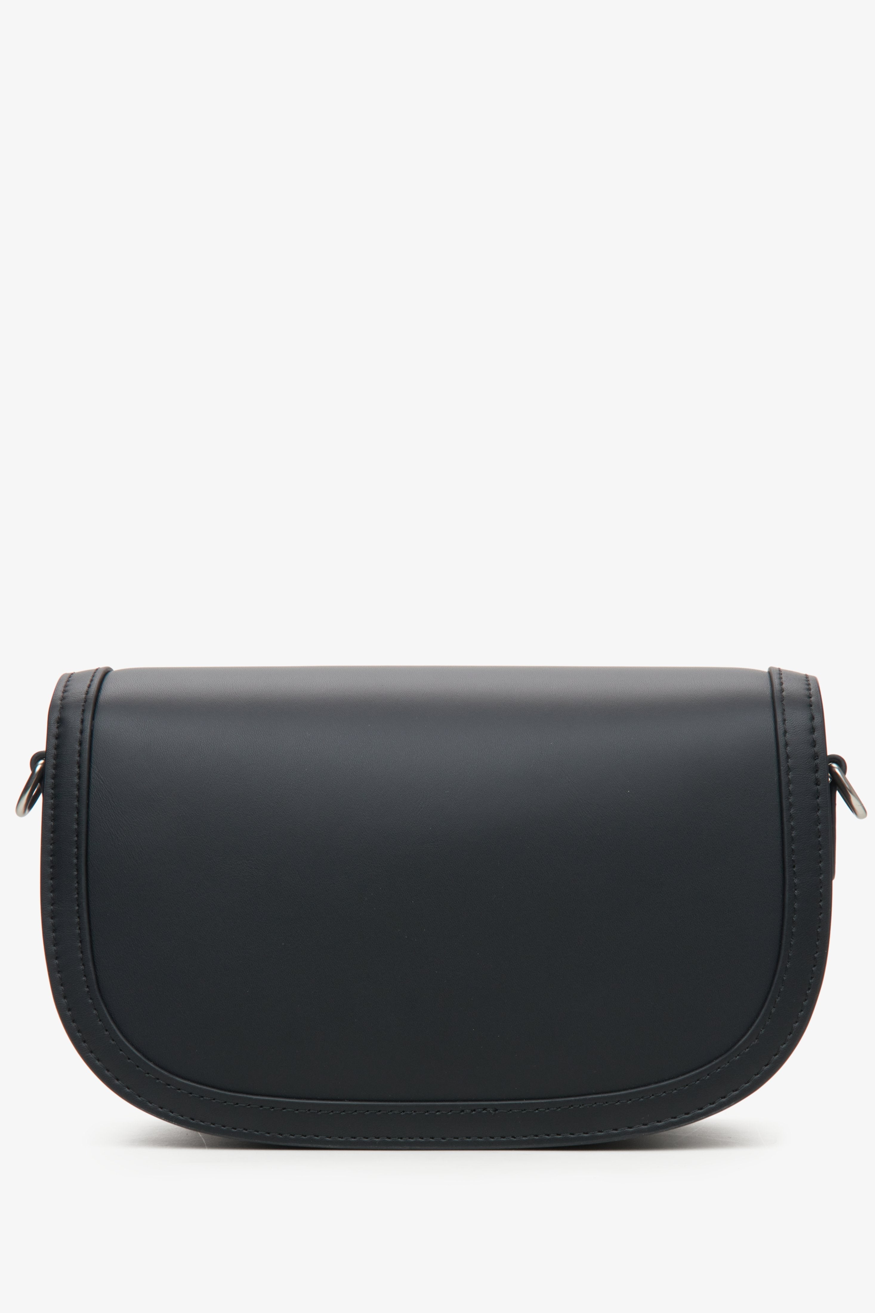 Schwarze Lederhandtasche in Hufeisenform – Rückseite des Modells.