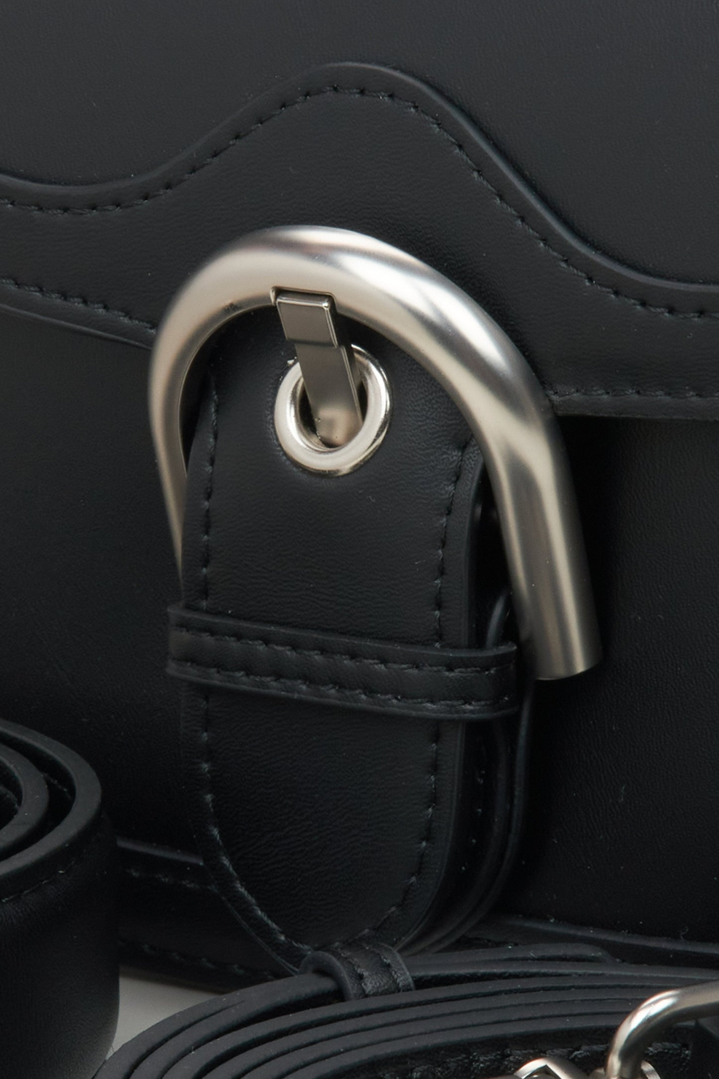 Schwarze Damen-Lederhandtasche in Hufeisenform von Estro – Nahaufnahme der Details.
