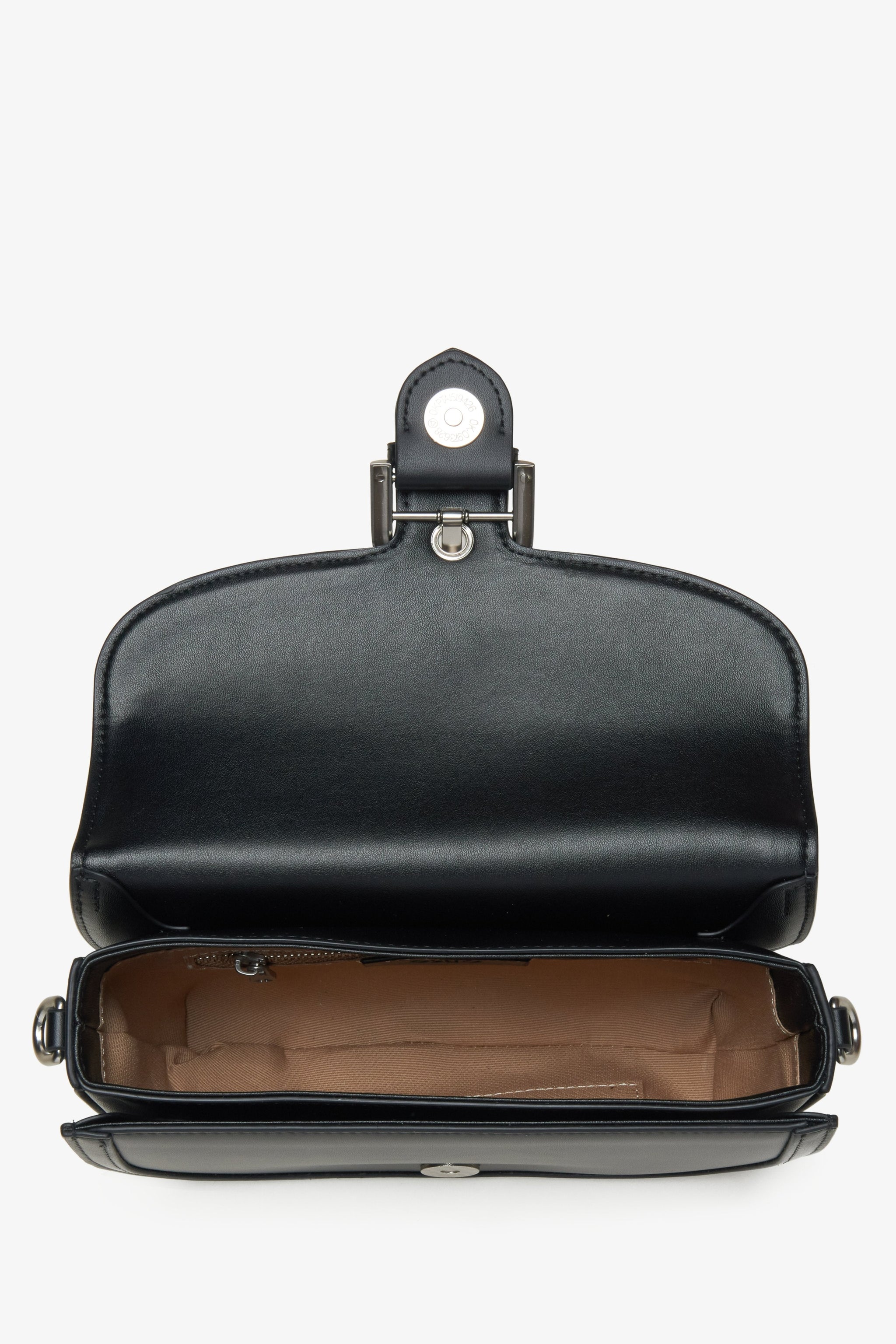 Schwarze Lederhandtasche in Hufeisenform von Estro – Nahaufnahme des Innenraums des Modells.