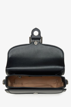 Schwarze Lederhandtasche in Hufeisenform von Estro – Nahaufnahme des Innenraums des Modells.