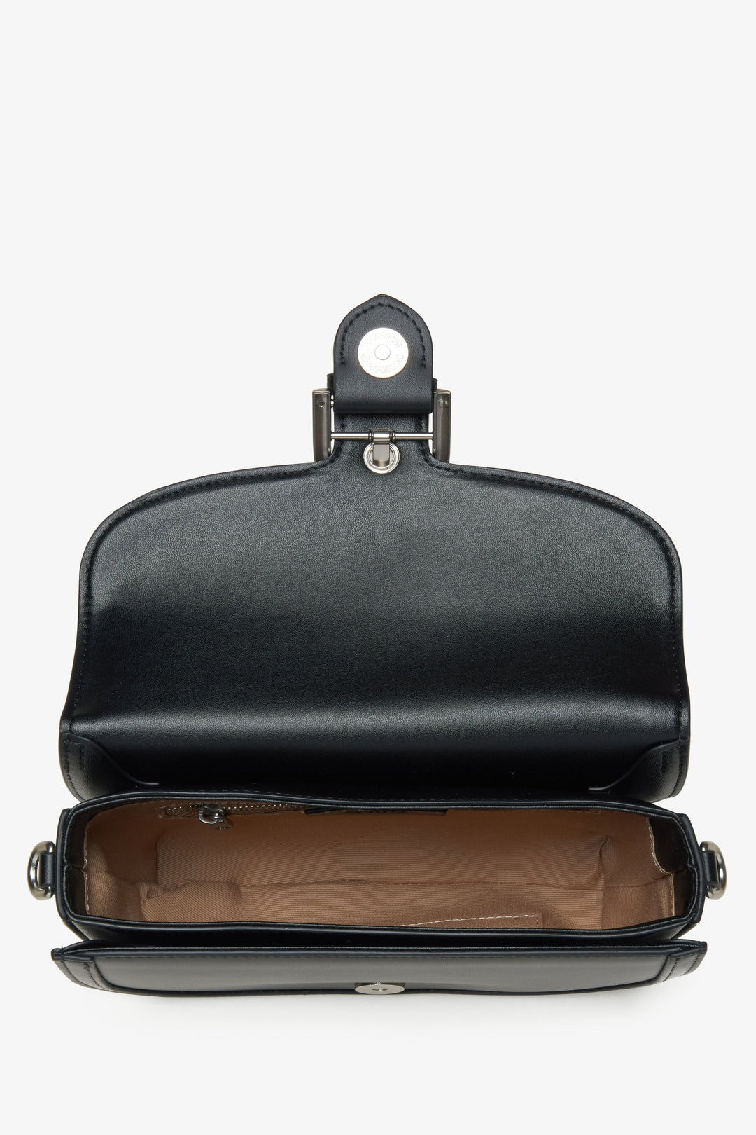 Schwarze Lederhandtasche in Hufeisenform von Estro – Nahaufnahme des Innenraums des Modells.