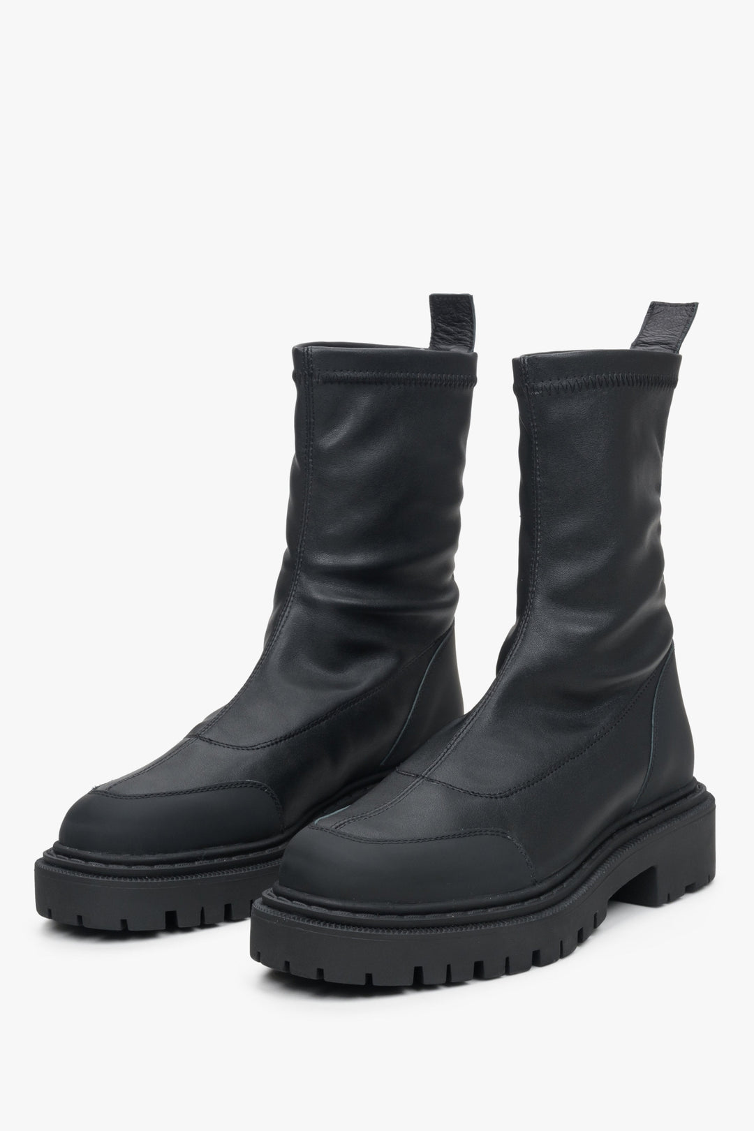 Schwarze Damen-Stiefeletten aus Leder mit flexiblem Schaft von Estro für den Herbst.