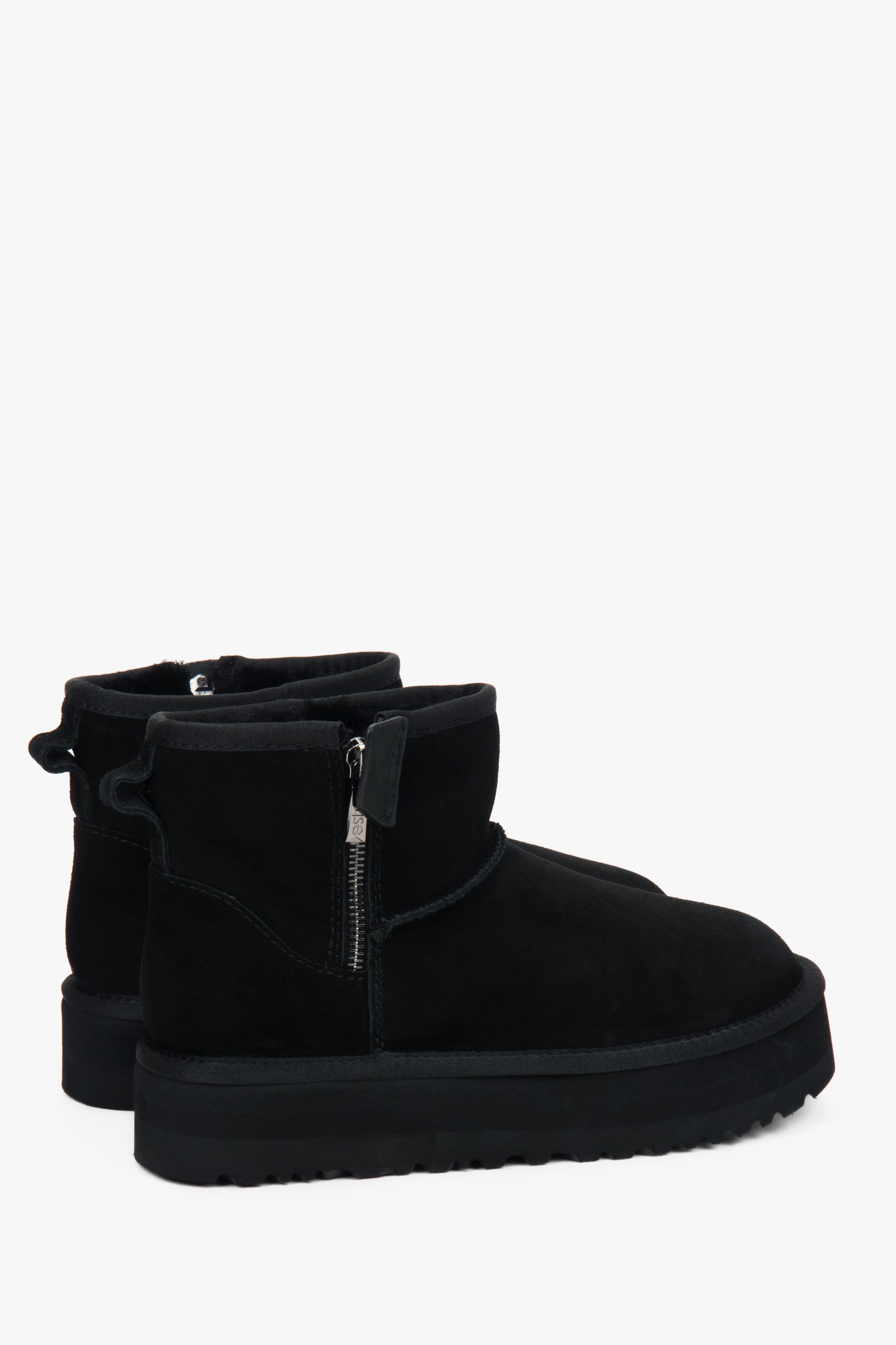 Schwarze Damen-Winterstiefel aus Velours mit Pelz.