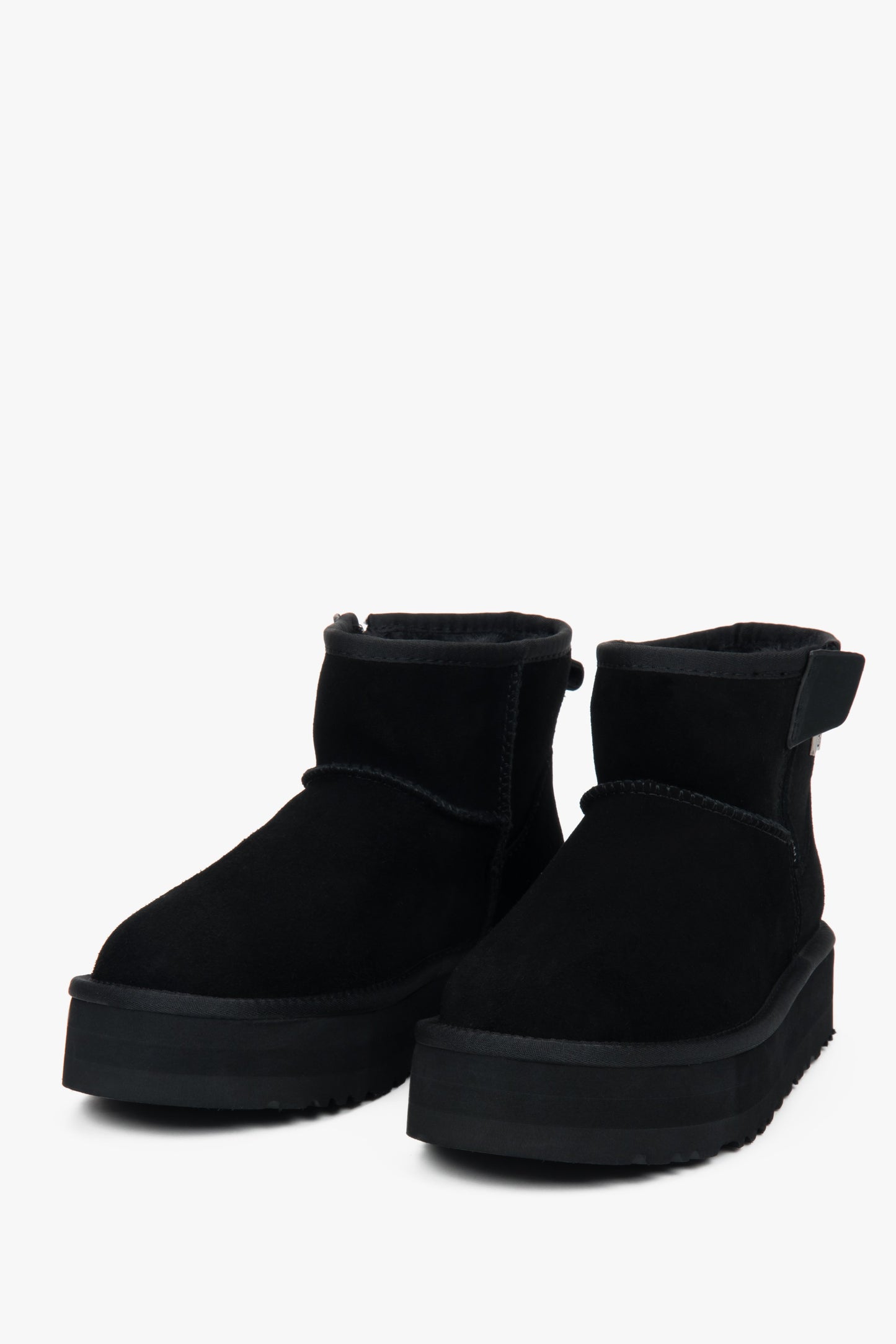 Schwarze Damen-Winterstiefel – echtes Velours und warmes Fellfutter.