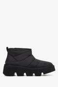Seitenansicht der schwarzen Damen-Schneestiefel mit markanter Plateausohle