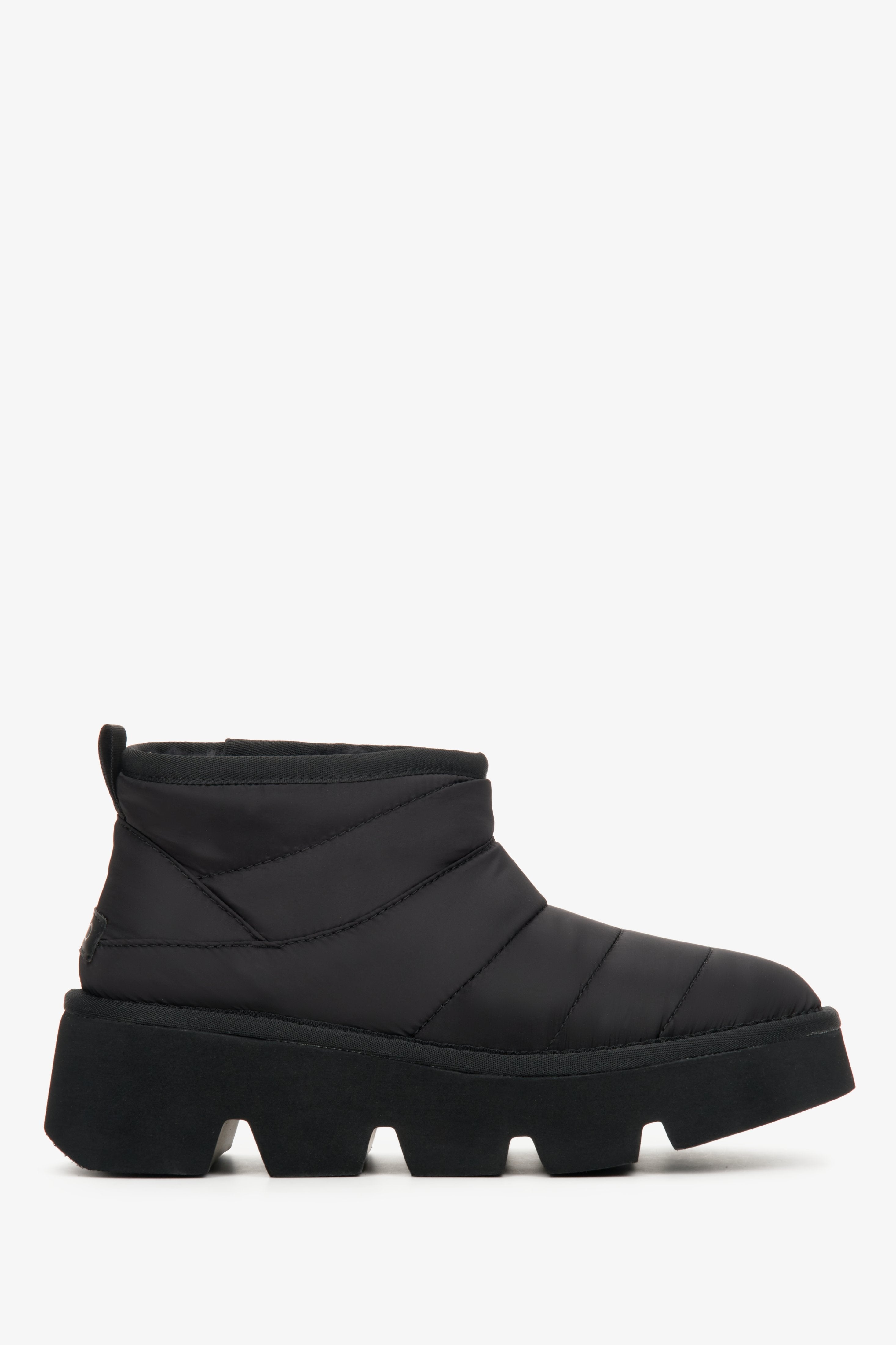 Seitenansicht der schwarzen Damen-Schneestiefel mit markanter Plateausohle