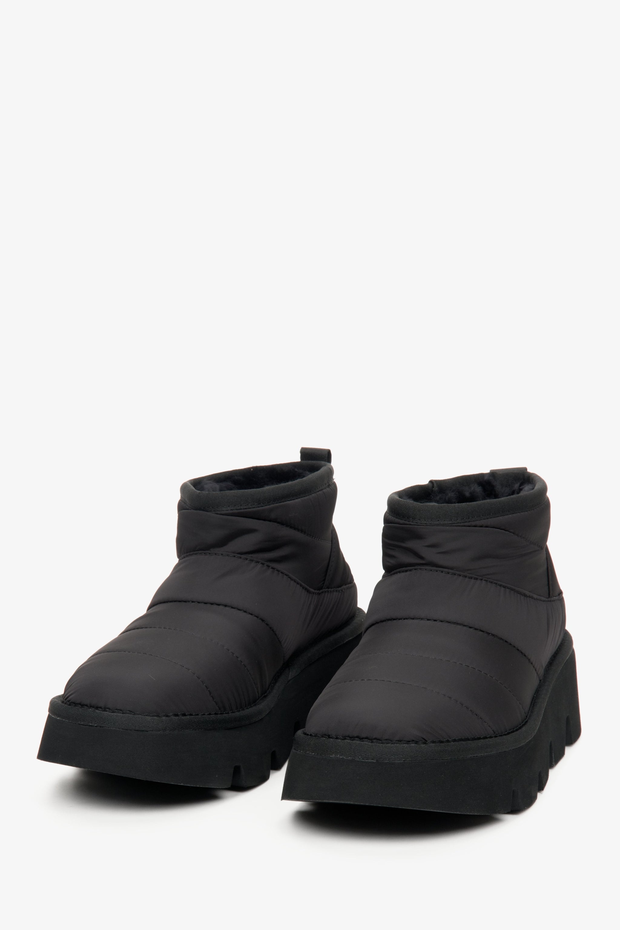 Leicht schräge Ansicht des schwarzen Schneestiefel-Paares