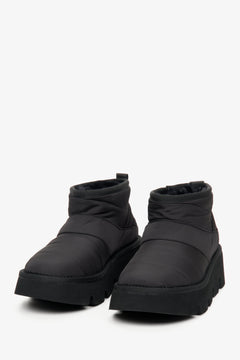 Leicht schräge Ansicht des schwarzen Schneestiefel-Paares