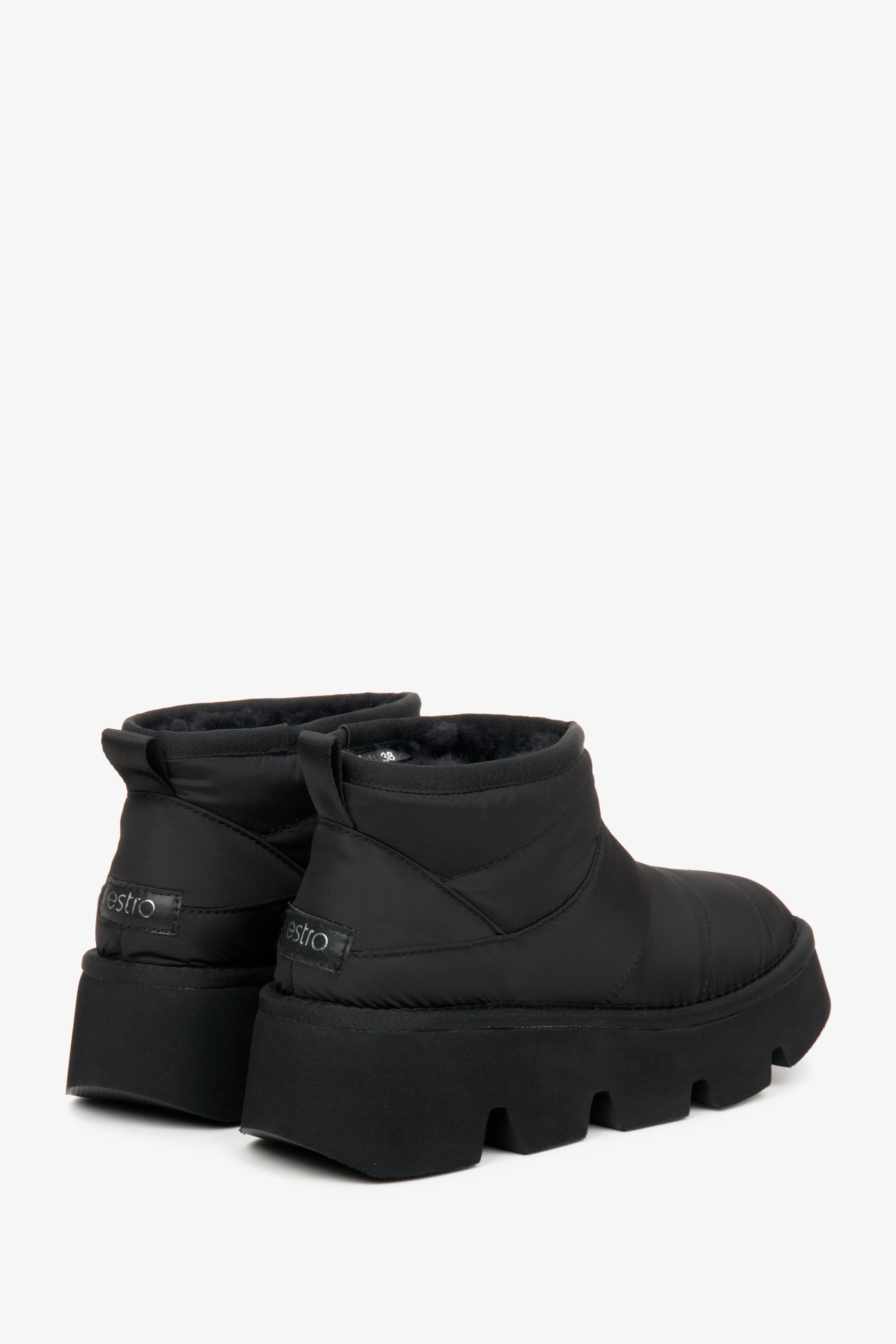 Rückwärtige Seitenansicht der warmen Winterschuhe für Damen