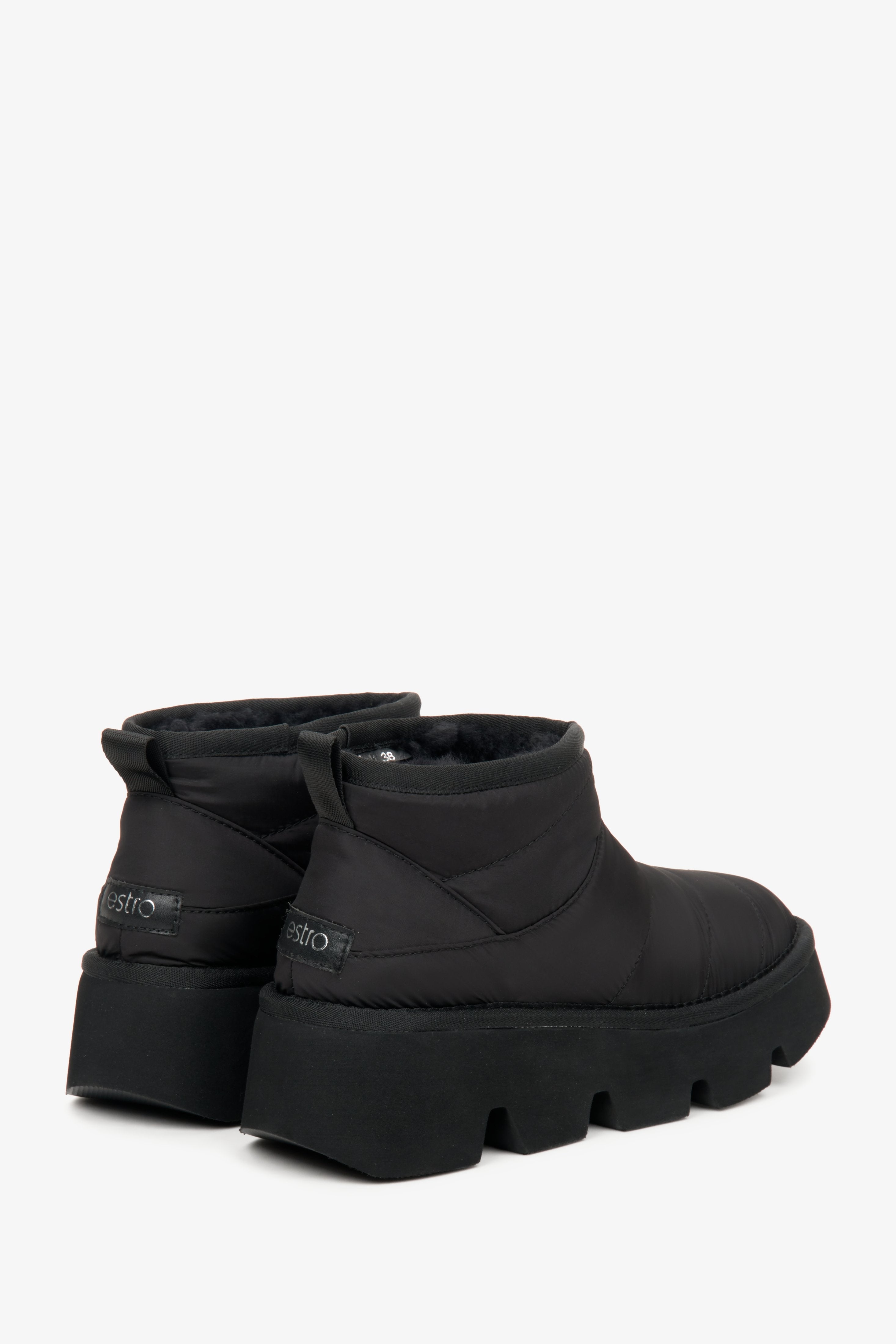 Rückwärtige Seitenansicht der warmen Winterschuhe für Damen