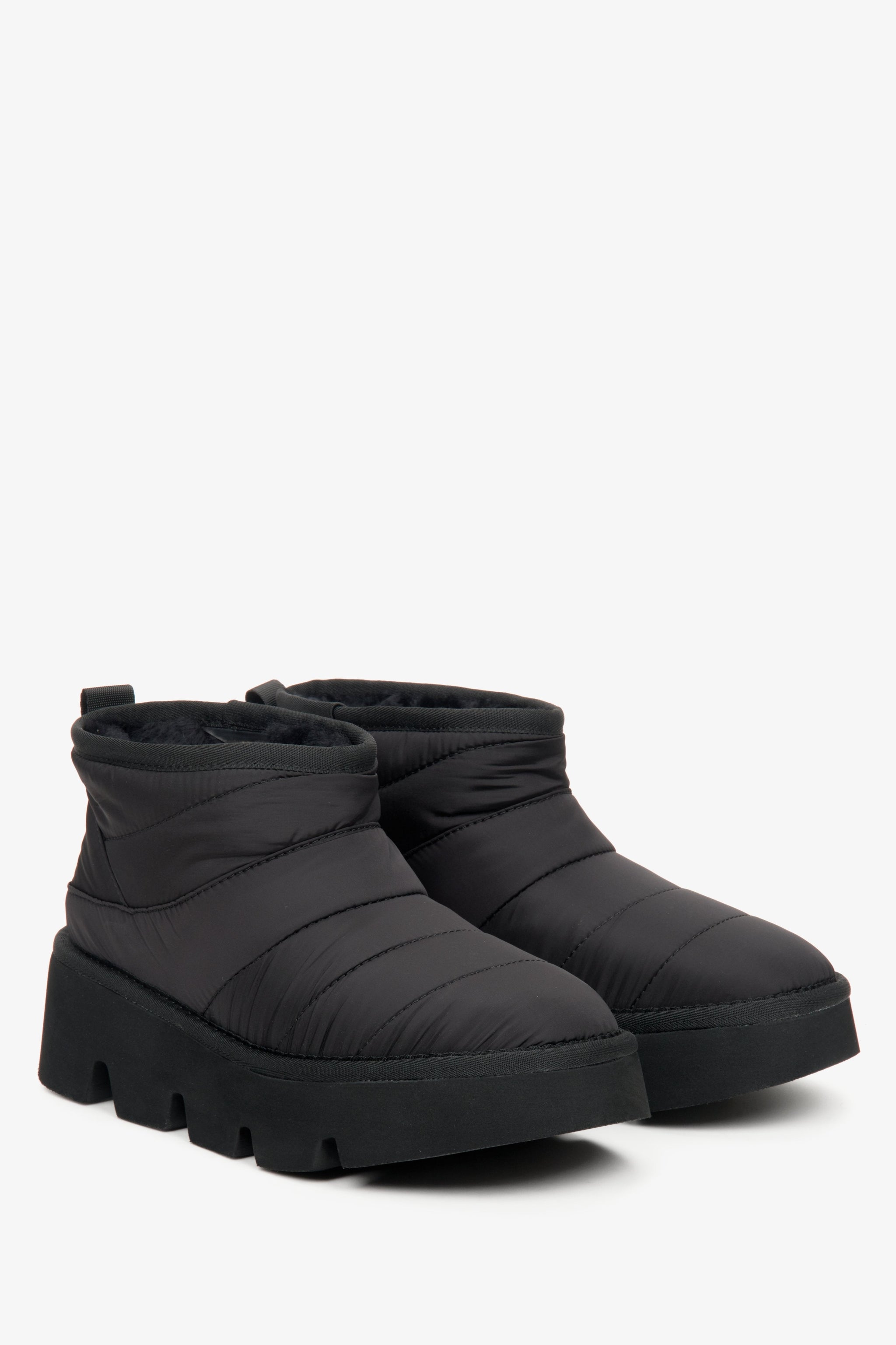 Seitenansicht der warmen Winterschuhe für Damen