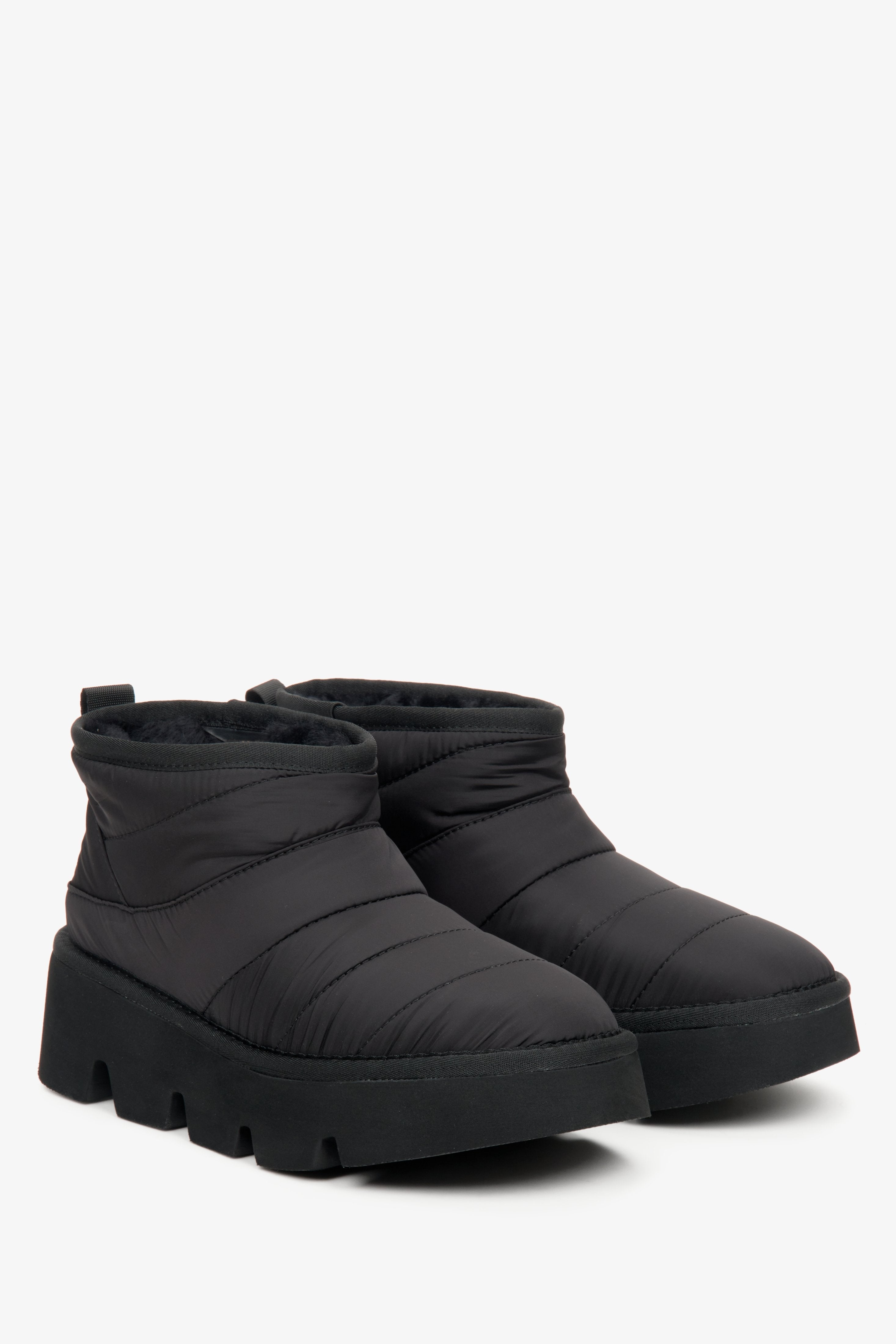 Seitenansicht der warmen Winterschuhe für Damen