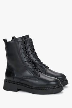 Diagonale Frontalansicht des Paares schwarzer Schnürstiefeletten im Military-Look