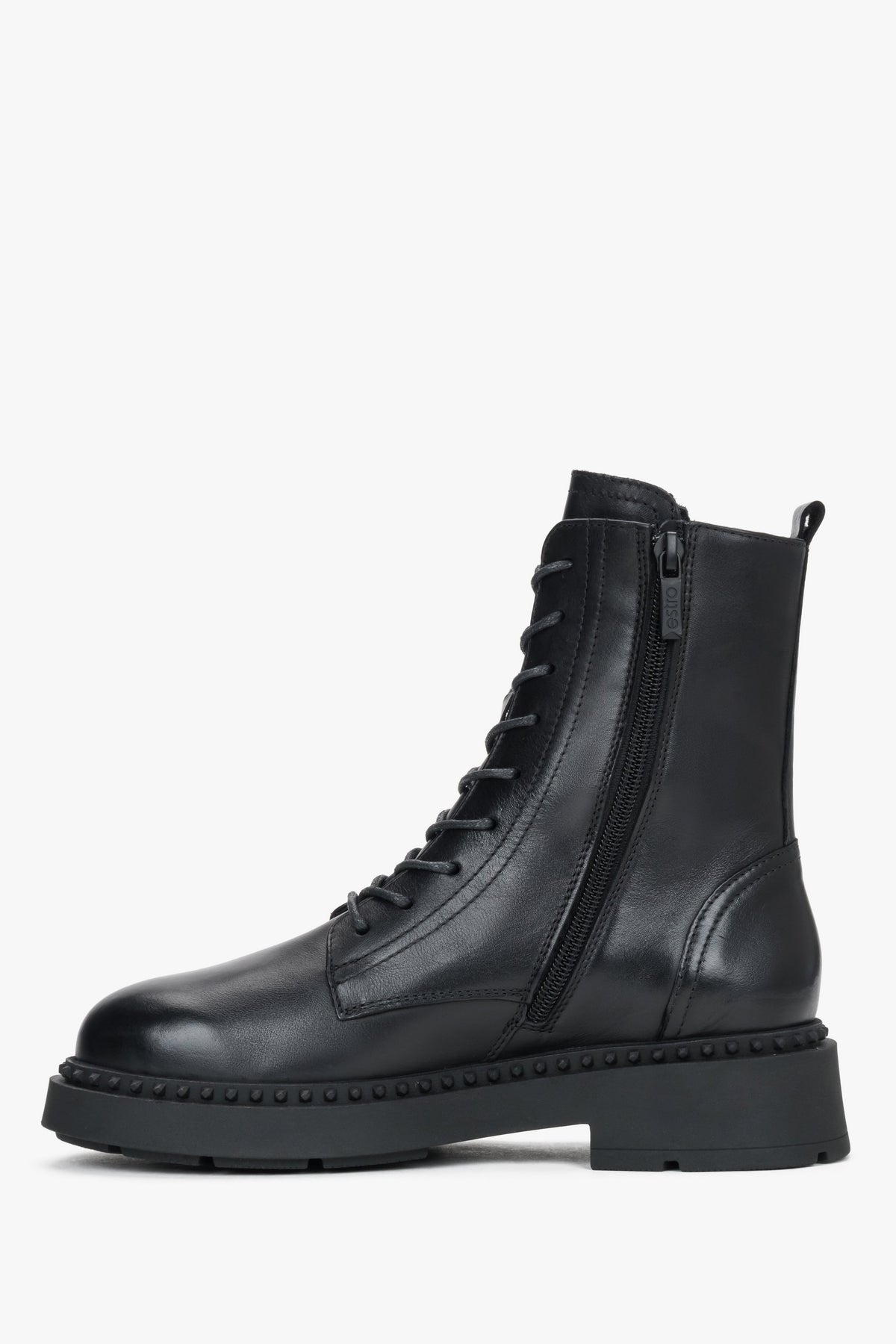 Reines Seitenprofil der rechten schwarzen Stiefelette mit sichtbarem seitlichem Reißverschluss