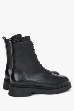 Rückwärtige Ansicht des Paares schwarzer Boots mit markanter TR-Gummisohle und Zierschnürung