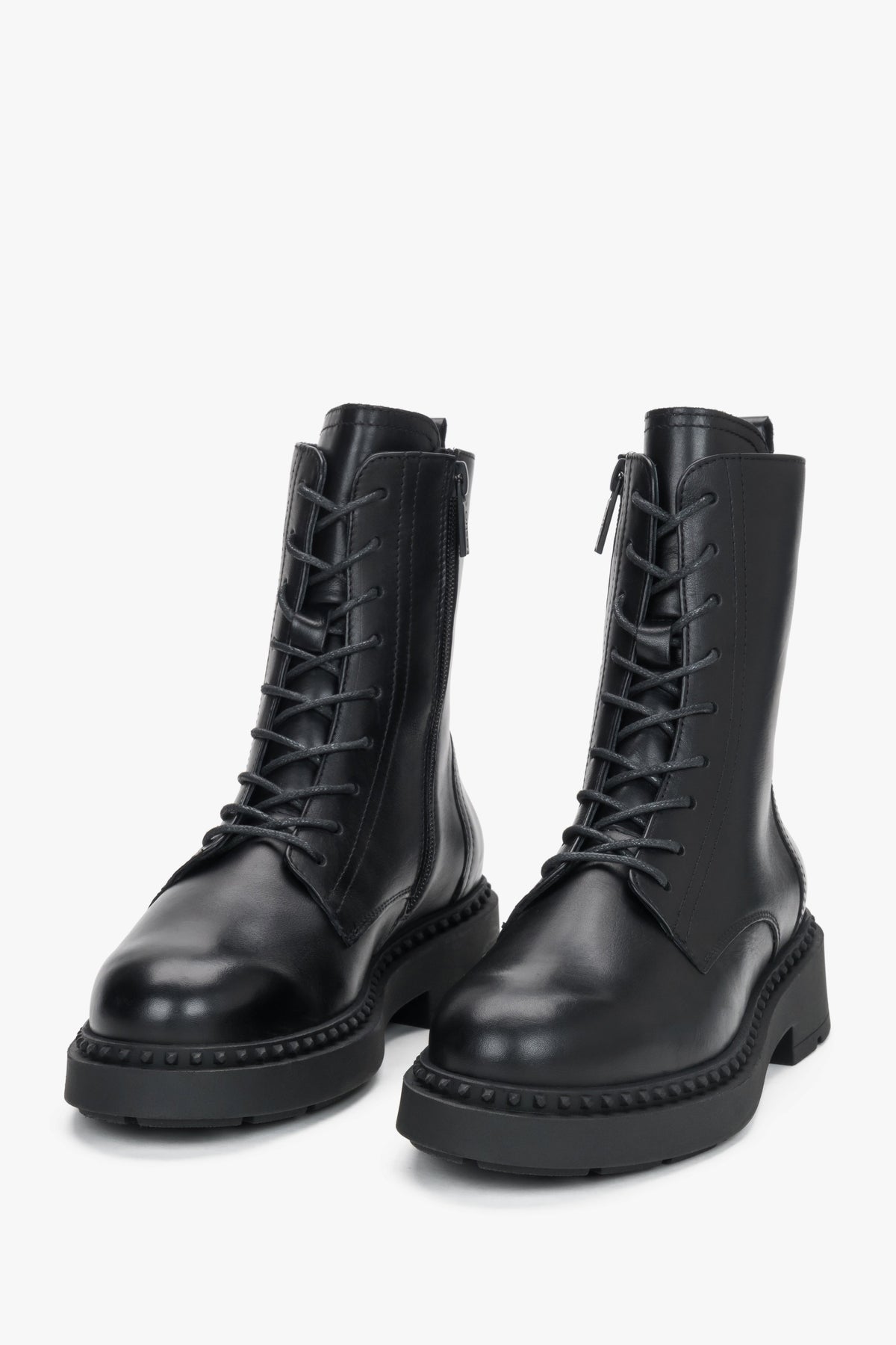 Frontale Ansicht des Paares schwarzer Damen-Lederstiefeletten mit Nietendetails am Sohlenrahmen von Estro   