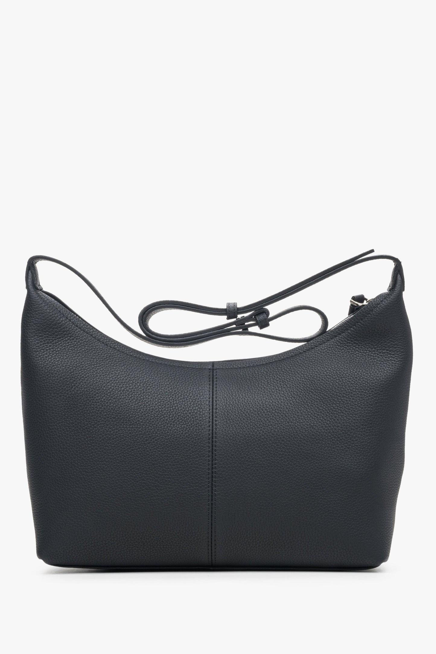 Schwarze Damen-Schultertasche aus echtem Leder von Estro – Rückansicht des Modells.