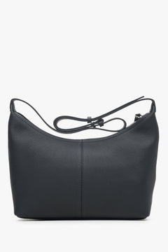 Schwarze Damen-Schultertasche aus echtem Leder von Estro – Rückansicht des Modells.